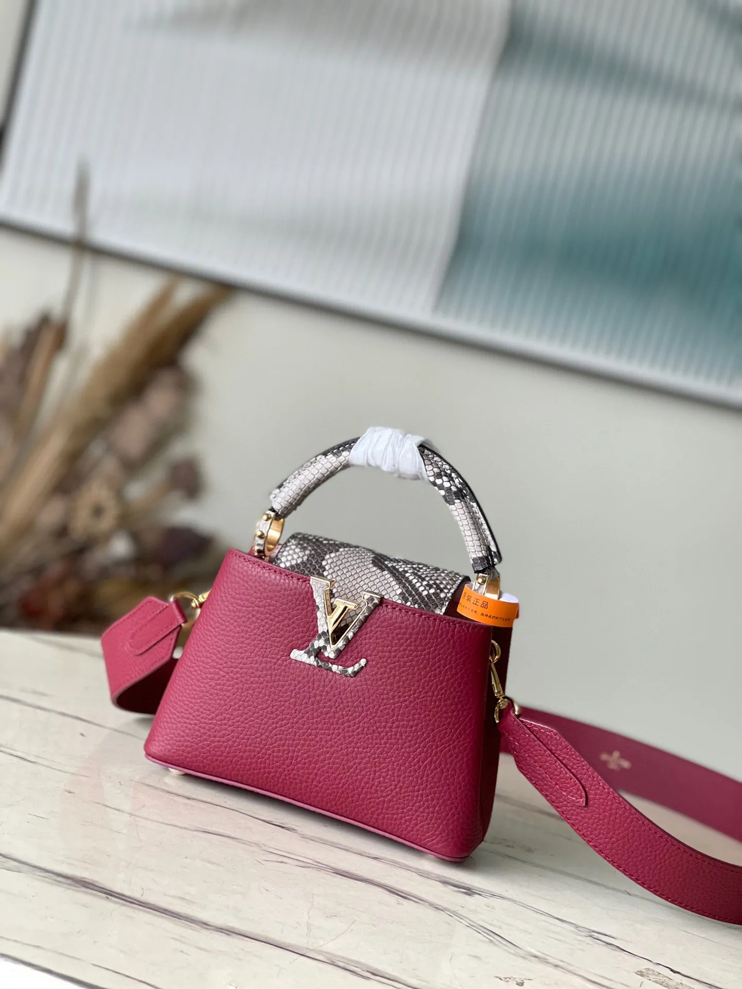 💰2260 (Special Original Leather) N82068 Grape Purple with Python Leather Mini This Capucines mini handbag is exquisitely constructed with full-grain Taurillon leather. It is equipped with a top handle, two-way flap and a logo outlined in luster python leather, making it a gorgeous choice for both day and night. The detachable wide shoulder strap allows you to carry it on the shoulder or cross-body for an avant-garde look. Size: 21 * 14 * 8 cm