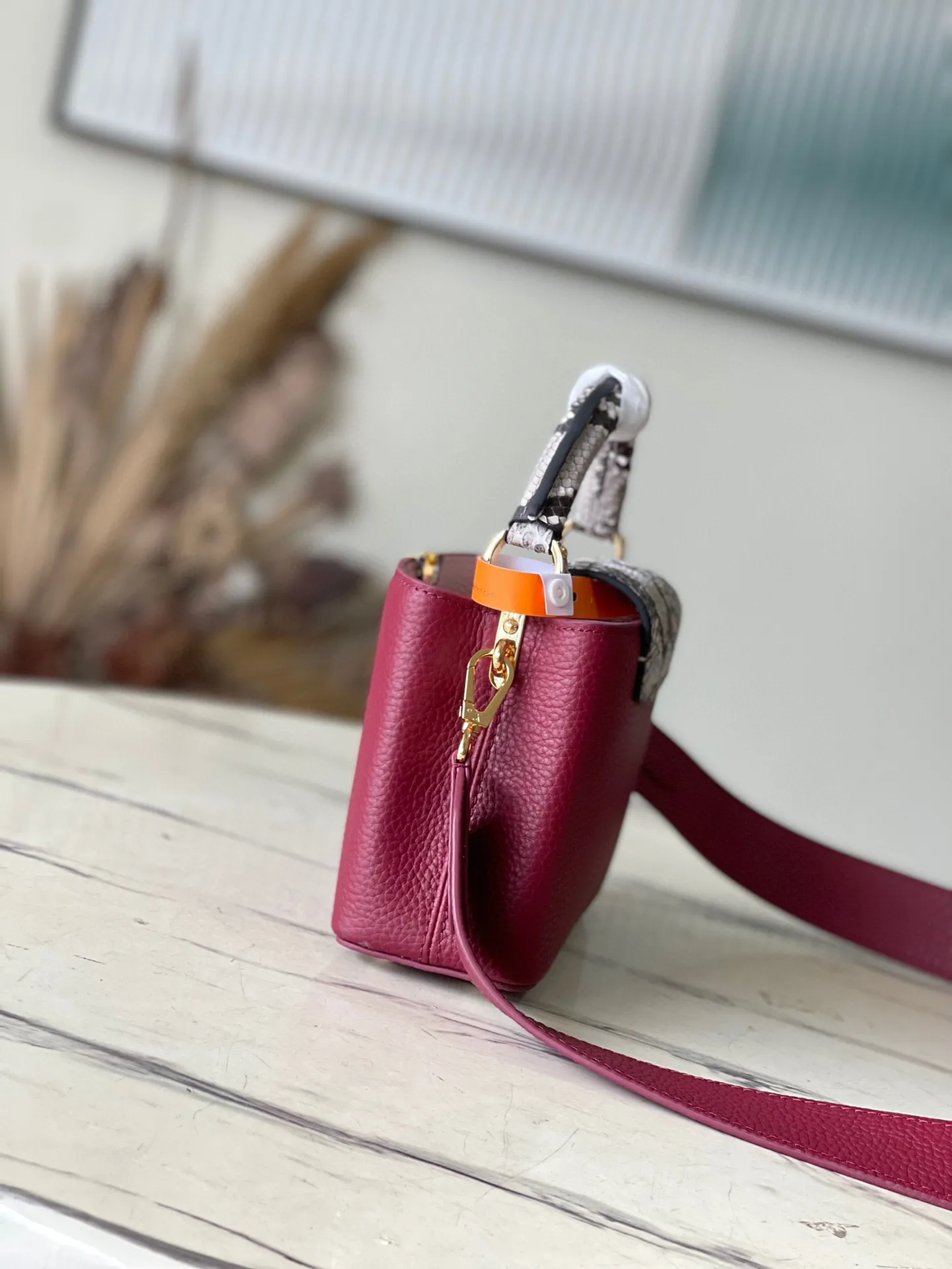 💰2260 (Special Original Leather) N82068 Grape Purple with Python Leather Mini This Capucines mini handbag is exquisitely constructed with full-grain Taurillon leather. It is equipped with a top handle, two-way flap and a logo outlined in luster python leather, making it a gorgeous choice for both day and night. The detachable wide shoulder strap allows you to carry it on the shoulder or cross-body for an avant-garde look. Size: 21 * 14 * 8 cm