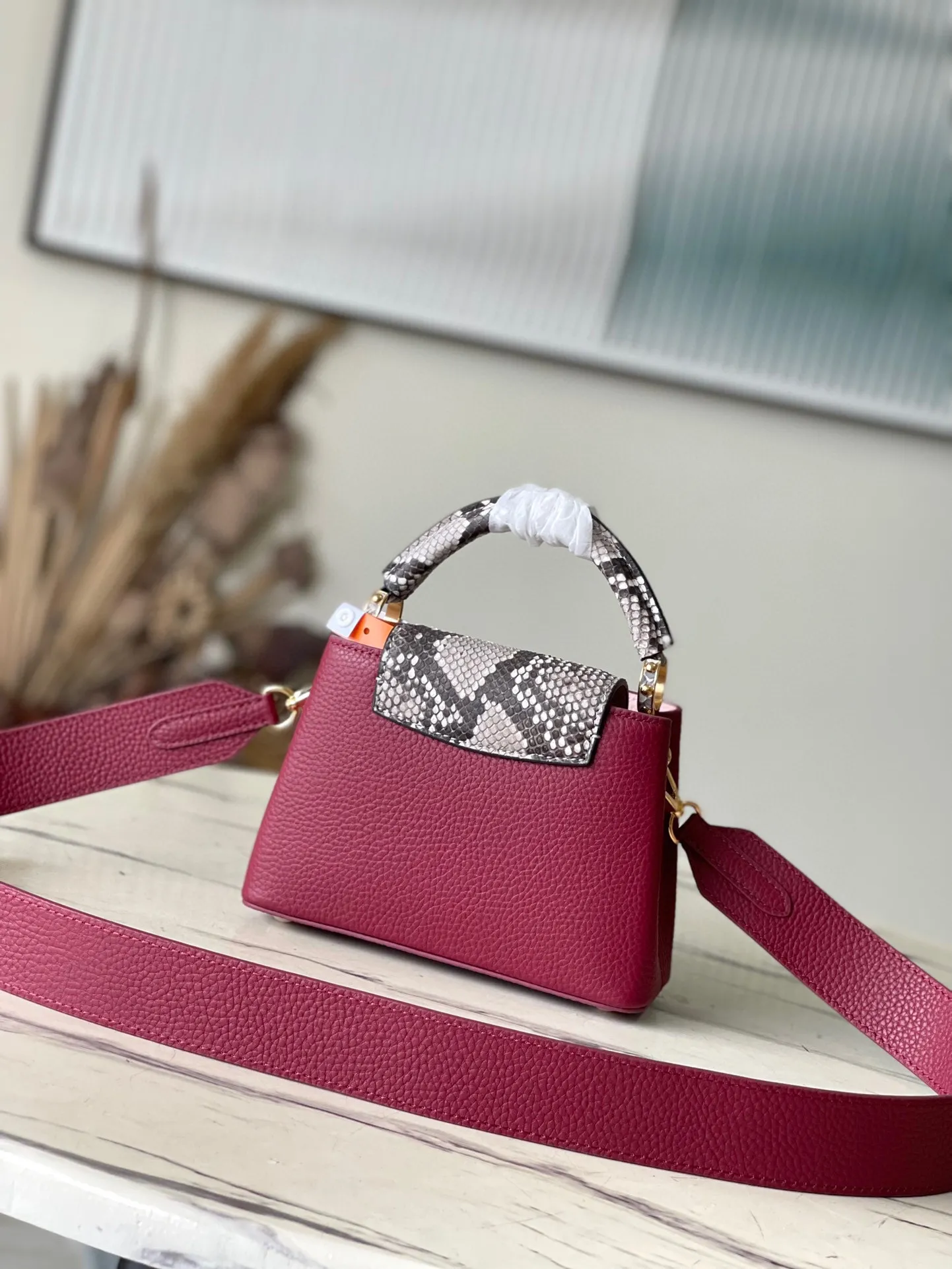 💰2260 (Special Original Leather) N82068 Grape Purple with Python Leather Mini This Capucines mini handbag is exquisitely constructed with full-grain Taurillon leather. It is equipped with a top handle, two-way flap and a logo outlined in luster python leather, making it a gorgeous choice for both day and night. The detachable wide shoulder strap allows you to carry it on the shoulder or cross-body for an avant-garde look. Size: 21 * 14 * 8 cm