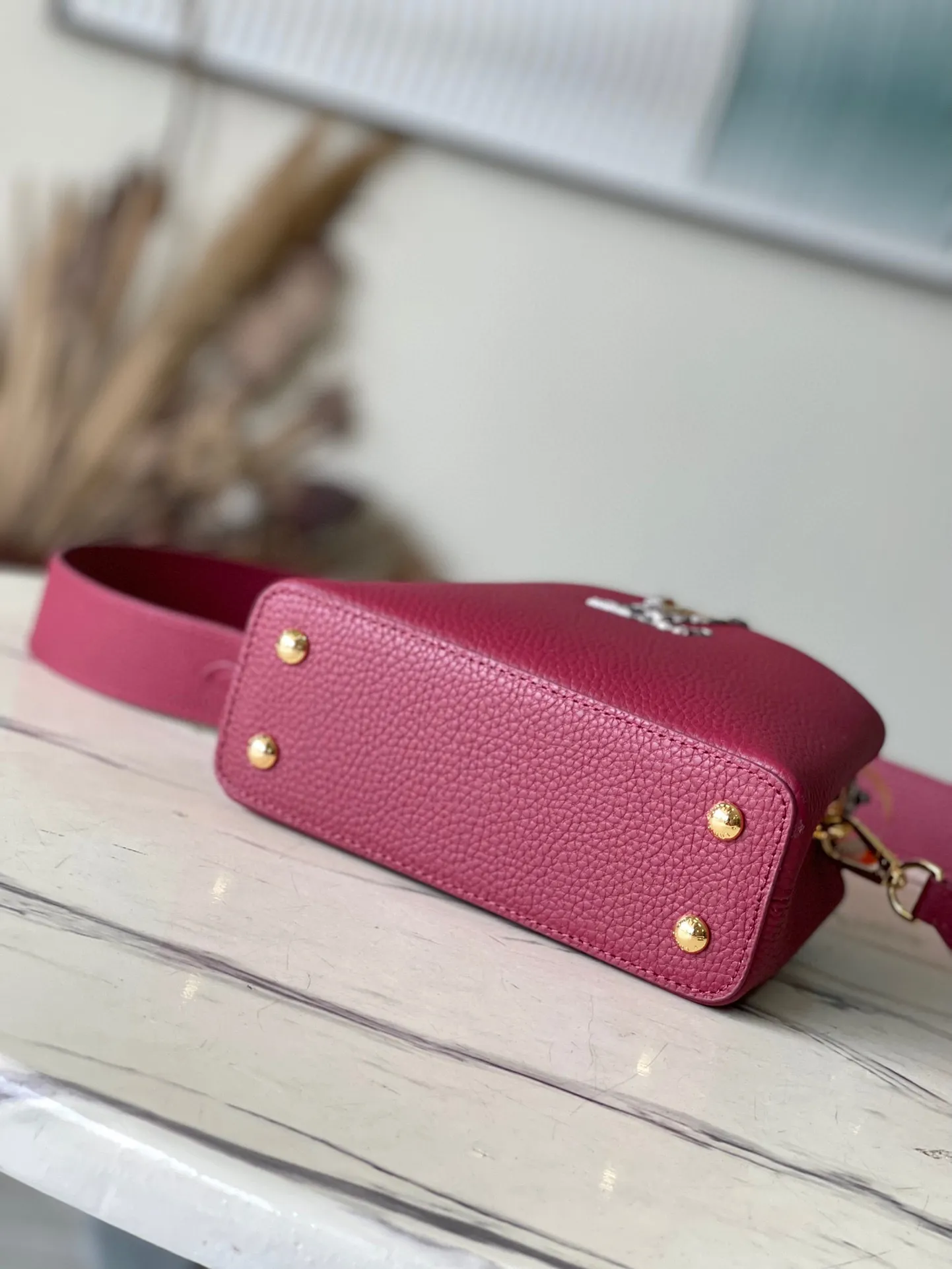 💰2260 (Special Original Leather) N82068 Grape Purple with Python Leather Mini This Capucines mini handbag is exquisitely constructed with full-grain Taurillon leather. It is equipped with a top handle, two-way flap and a logo outlined in luster python leather, making it a gorgeous choice for both day and night. The detachable wide shoulder strap allows you to carry it on the shoulder or cross-body for an avant-garde look. Size: 21 * 14 * 8 cm