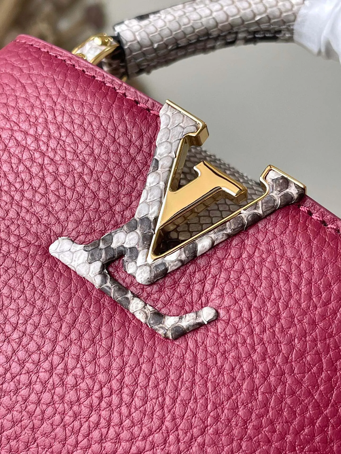 💰2260 (Special Original Leather) N82068 Grape Purple with Python Leather Mini This Capucines mini handbag is exquisitely constructed with full-grain Taurillon leather. It is equipped with a top handle, two-way flap and a logo outlined in luster python leather, making it a gorgeous choice for both day and night. The detachable wide shoulder strap allows you to carry it on the shoulder or cross-body for an avant-garde look. Size: 21 * 14 * 8 cm
