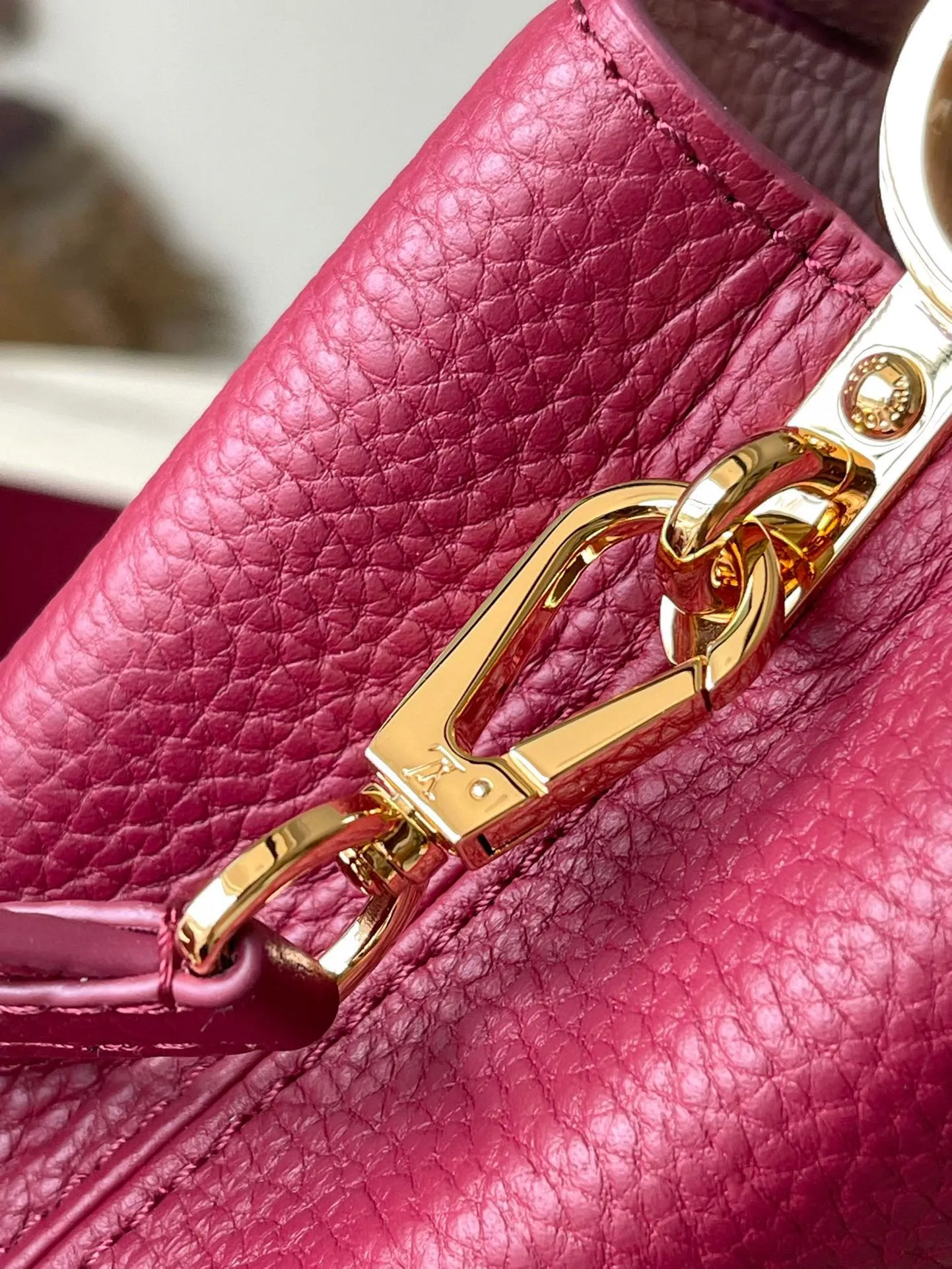 💰2260 (Special Original Leather) N82068 Grape Purple with Python Leather Mini This Capucines mini handbag is exquisitely constructed with full-grain Taurillon leather. It is equipped with a top handle, two-way flap and a logo outlined in luster python leather, making it a gorgeous choice for both day and night. The detachable wide shoulder strap allows you to carry it on the shoulder or cross-body for an avant-garde look. Size: 21 * 14 * 8 cm