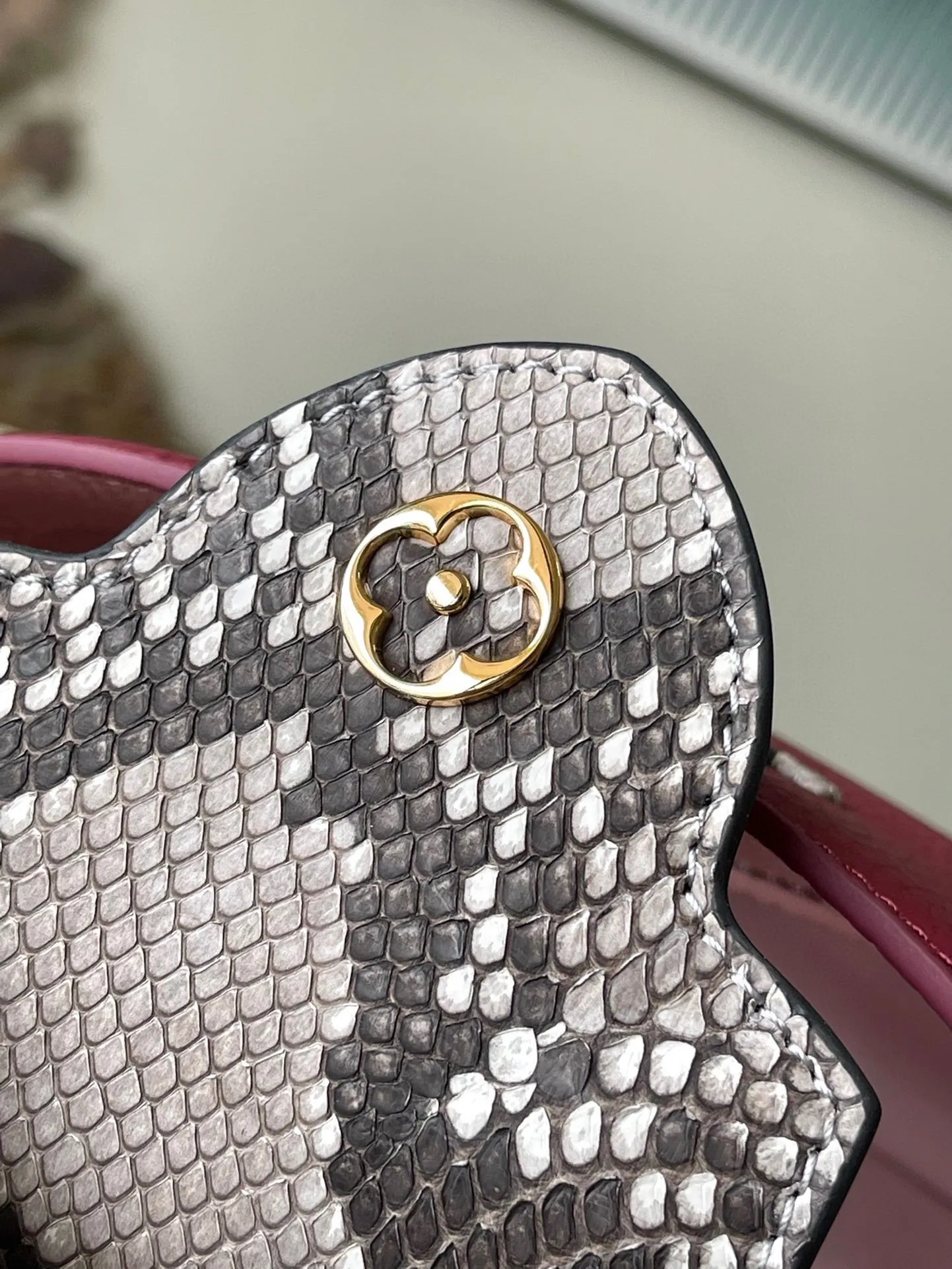 💰2260 (Special Original Leather) N82068 Grape Purple with Python Leather Mini This Capucines mini handbag is exquisitely constructed with full-grain Taurillon leather. It is equipped with a top handle, two-way flap and a logo outlined in luster python leather, making it a gorgeous choice for both day and night. The detachable wide shoulder strap allows you to carry it on the shoulder or cross-body for an avant-garde look. Size: 21 * 14 * 8 cm