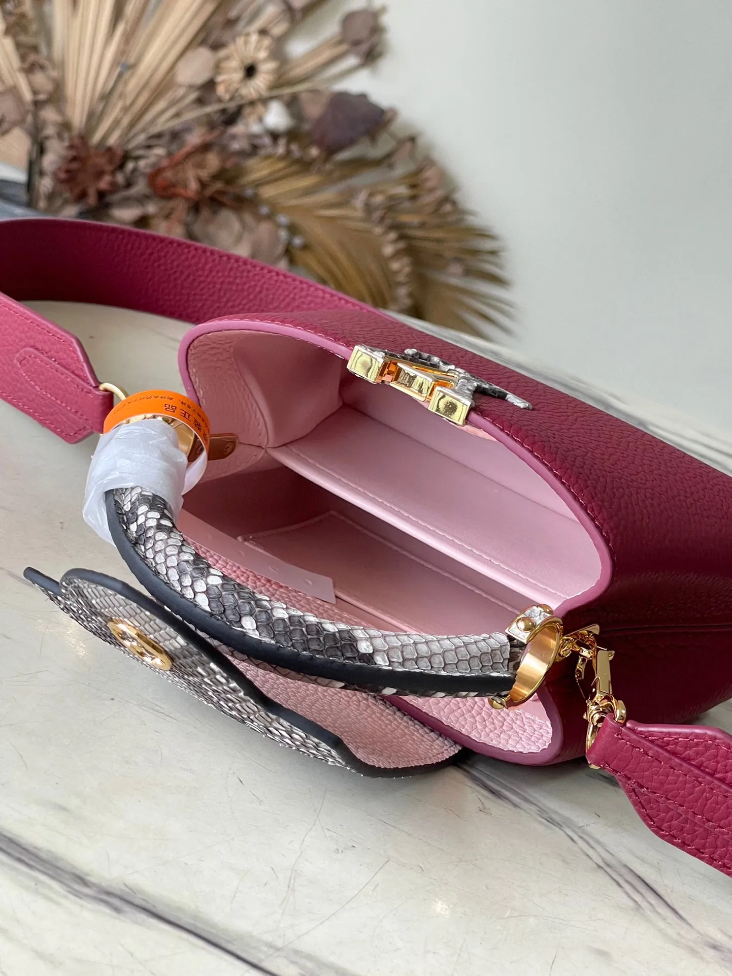 💰2260 (Special Original Leather) N82068 Grape Purple with Python Leather Mini This Capucines mini handbag is exquisitely constructed with full-grain Taurillon leather. It is equipped with a top handle, two-way flap and a logo outlined in luster python leather, making it a gorgeous choice for both day and night. The detachable wide shoulder strap allows you to carry it on the shoulder or cross-body for an avant-garde look. Size: 21 * 14 * 8 cm