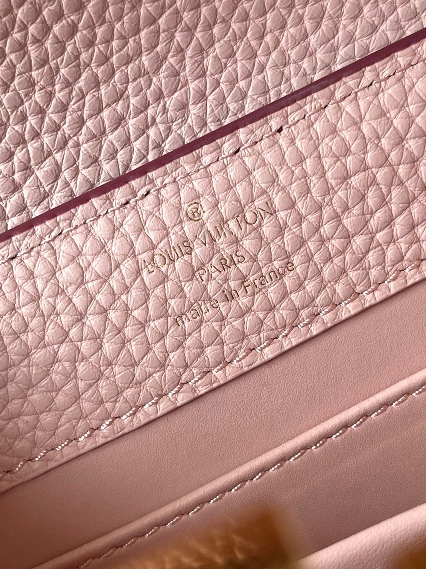💰2260 (Special Original Leather) N82068 Grape Purple with Python Leather Mini This Capucines mini handbag is exquisitely constructed with full-grain Taurillon leather. It is equipped with a top handle, two-way flap and a logo outlined in luster python leather, making it a gorgeous choice for both day and night. The detachable wide shoulder strap allows you to carry it on the shoulder or cross-body for an avant-garde look. Size: 21 * 14 * 8 cm