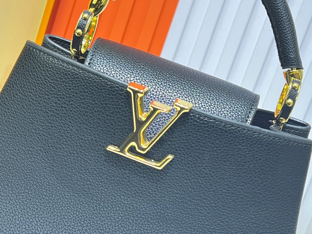Batch 380💰Upgraded original M23943 M23944 M23945 M24698 M24989 This Capucines mini handbag incorporates exquisite Monogram flowers on the handle, presenting the three-dimensional look of the LV logo with delicate brushstrokes, injecting dazzling luster into the soft design. Full-grain Taurillon leather is designed to fit a smartphone, short wallet and other small essentials. Dimensions: Small 21.0 x 14.0 x 8.0 cm (L x H x W) Large 27x 17.5 x 9.0 cm (L x H x W)