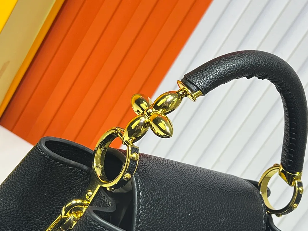 Batch 380💰Upgraded original M23943 M23944 M23945 M24698 M24989 This Capucines mini handbag incorporates exquisite Monogram flowers on the handle, presenting the three-dimensional look of the LV logo with delicate brushstrokes, injecting dazzling luster into the soft design. Full-grain Taurillon leather is designed to fit a smartphone, short wallet and other small essentials. Dimensions: Small 21.0 x 14.0 x 8.0 cm (L x H x W) Large 27x 17.5 x 9.0 cm (L x H x W)