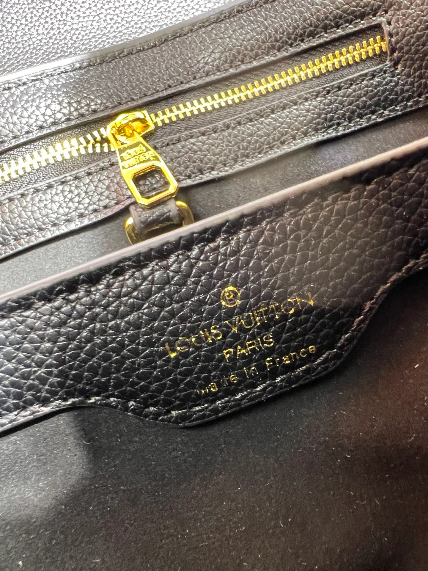Batch 380💰Upgraded original M23943 M23944 M23945 M24698 M24989 This Capucines mini handbag incorporates exquisite Monogram flowers on the handle, presenting the three-dimensional look of the LV logo with delicate brushstrokes, injecting dazzling luster into the soft design. Full-grain Taurillon leather is designed to fit a smartphone, short wallet and other small essentials. Dimensions: Small 21.0 x 14.0 x 8.0 cm (L x H x W) Large 27x 17.5 x 9.0 cm (L x H x W)