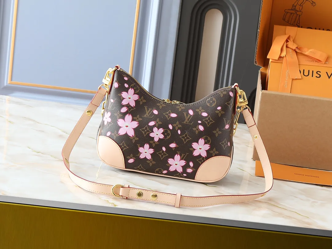 💰260💰Upgraded from the original M13265 M45832 This small Boulogne handbag is from the Louis Vuitton x Murakami replica series, using Monogram coated canvas to highlight the vibrant Cherry Blossom pattern. Classic leather shapes the detachable studded shoulder strap and corners, while dazzling metal hardware adds sophistication. Dimensions: 29.0 x 16.0 x 9.5 cm (length x height x width)