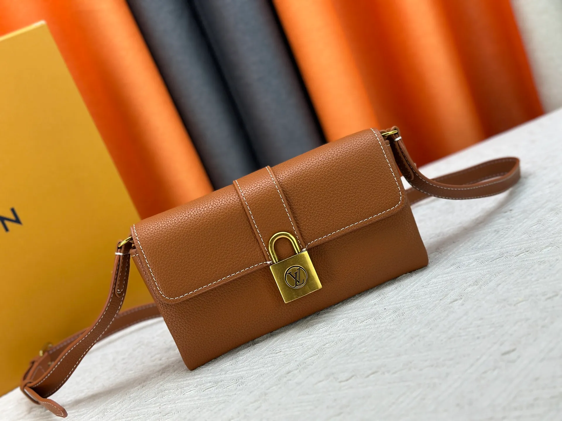 P240 Upgraded original M12147 This Wallet On Chain handbag is made of soft cow leather, adding a functional option to the Low Key series. The removable zipper bag is cut from Monogram canvas, demonstrating the brand's exquisite craftsmanship. The creative LV lock design ensures safe placement of valuables. Dimensions: 22.0 x 13.0 x 3.5 cm (length x height x width)