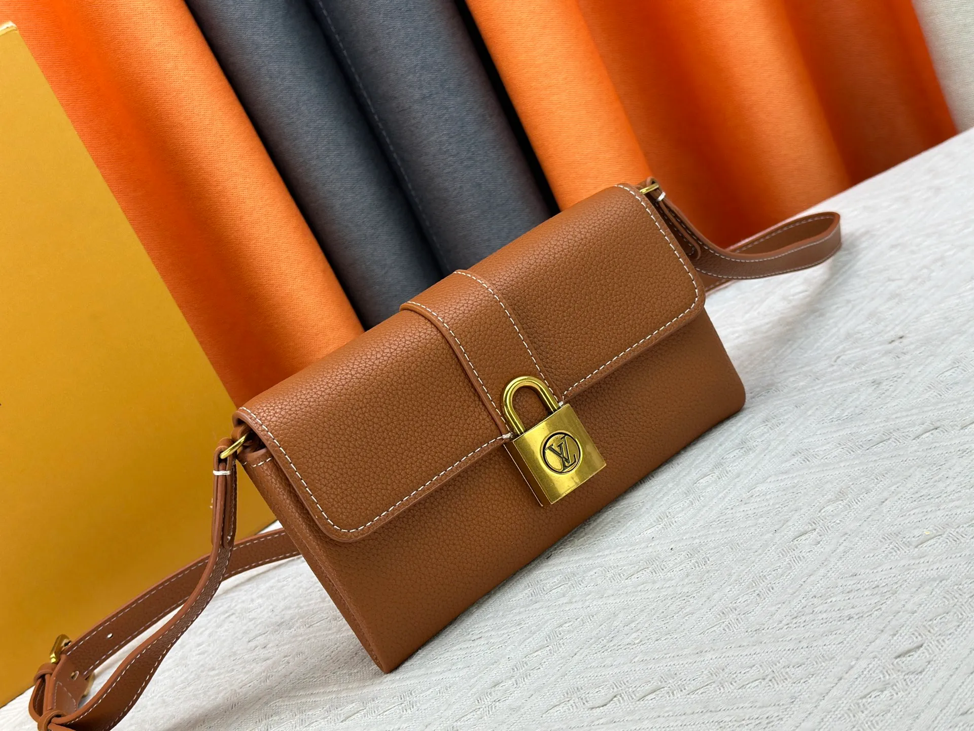 P240 Upgraded original M12147 This Wallet On Chain handbag is made of soft cow leather, adding a functional option to the Low Key series. The removable zipper bag is cut from Monogram canvas, demonstrating the brand's exquisite craftsmanship. The creative LV lock design ensures safe placement of valuables. Dimensions: 22.0 x 13.0 x 3.5 cm (length x height x width)