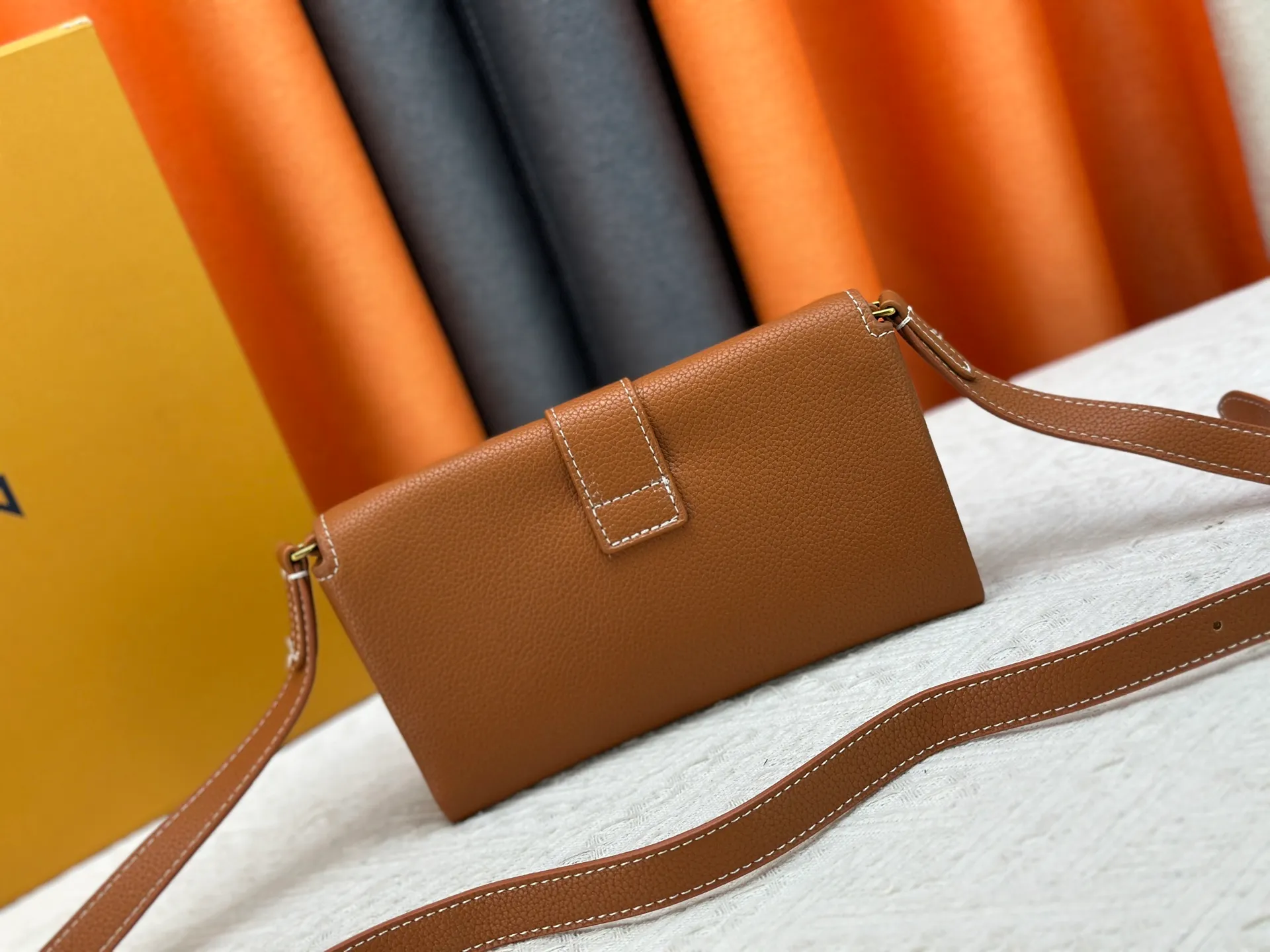 P240 Upgraded original M12147 This Wallet On Chain handbag is made of soft cow leather, adding a functional option to the Low Key series. The removable zipper bag is cut from Monogram canvas, demonstrating the brand's exquisite craftsmanship. The creative LV lock design ensures safe placement of valuables. Dimensions: 22.0 x 13.0 x 3.5 cm (length x height x width)