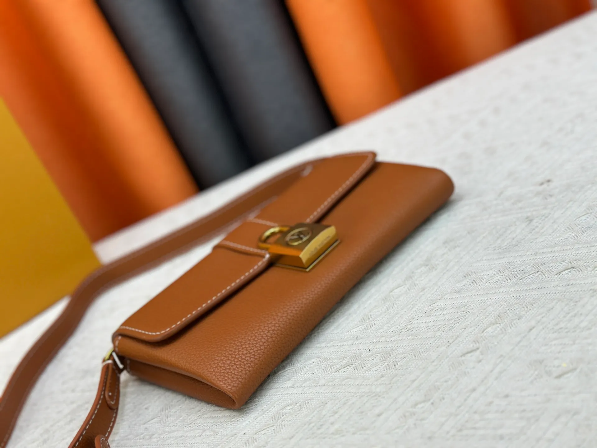 P240 Upgraded original M12147 This Wallet On Chain handbag is made of soft cow leather, adding a functional option to the Low Key series. The removable zipper bag is cut from Monogram canvas, demonstrating the brand's exquisite craftsmanship. The creative LV lock design ensures safe placement of valuables. Dimensions: 22.0 x 13.0 x 3.5 cm (length x height x width)