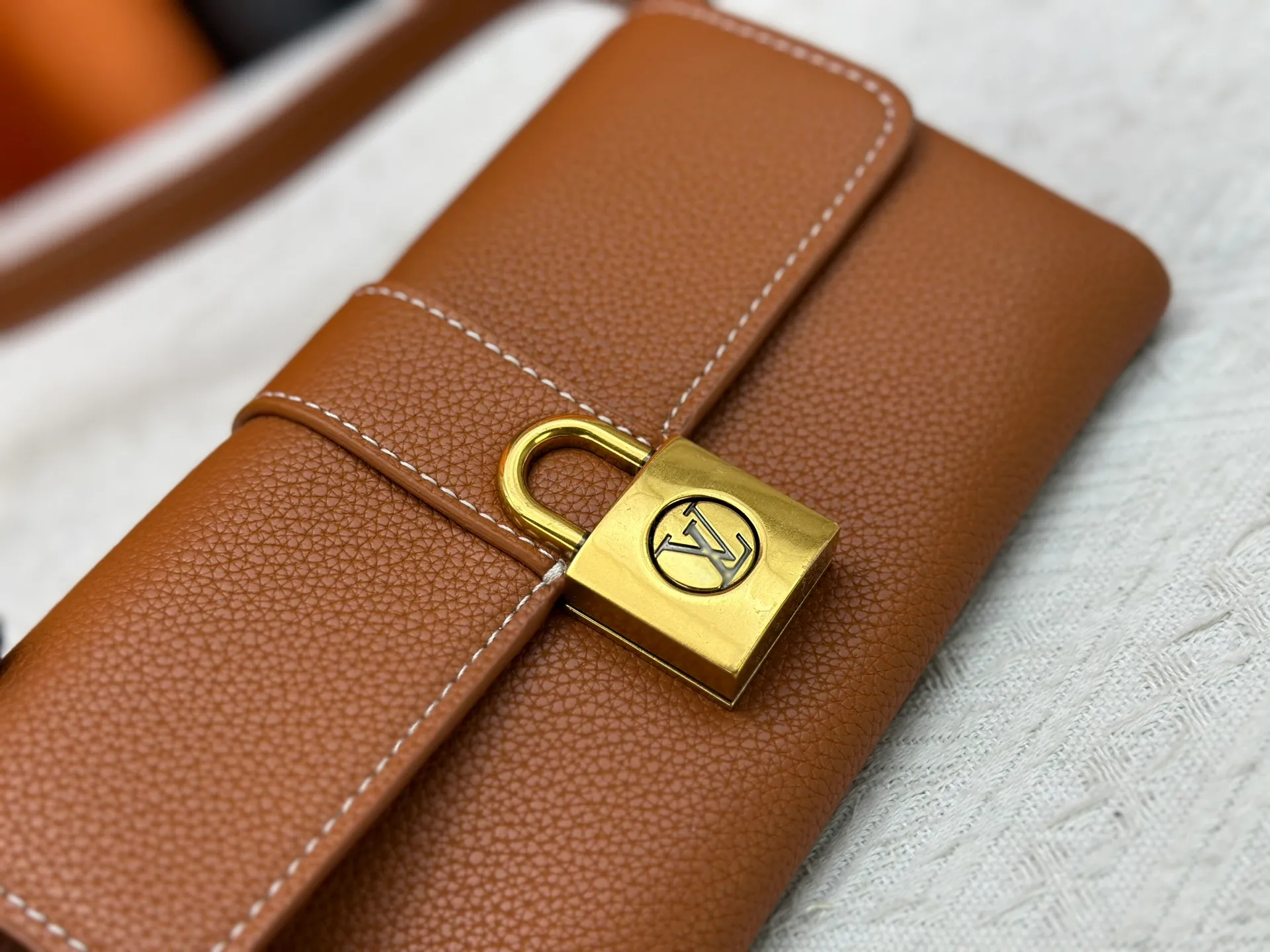 P240 Upgraded original M12147 This Wallet On Chain handbag is made of soft cow leather, adding a functional option to the Low Key series. The removable zipper bag is cut from Monogram canvas, demonstrating the brand's exquisite craftsmanship. The creative LV lock design ensures safe placement of valuables. Dimensions: 22.0 x 13.0 x 3.5 cm (length x height x width)