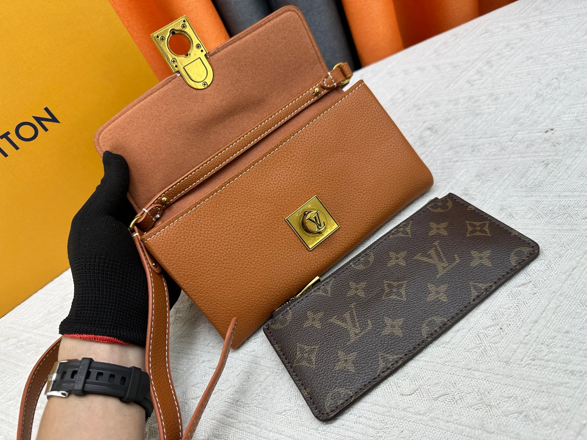 P240 Upgraded original M12147 This Wallet On Chain handbag is made of soft cow leather, adding a functional option to the Low Key series. The removable zipper bag is cut from Monogram canvas, demonstrating the brand's exquisite craftsmanship. The creative LV lock design ensures safe placement of valuables. Dimensions: 22.0 x 13.0 x 3.5 cm (length x height x width)