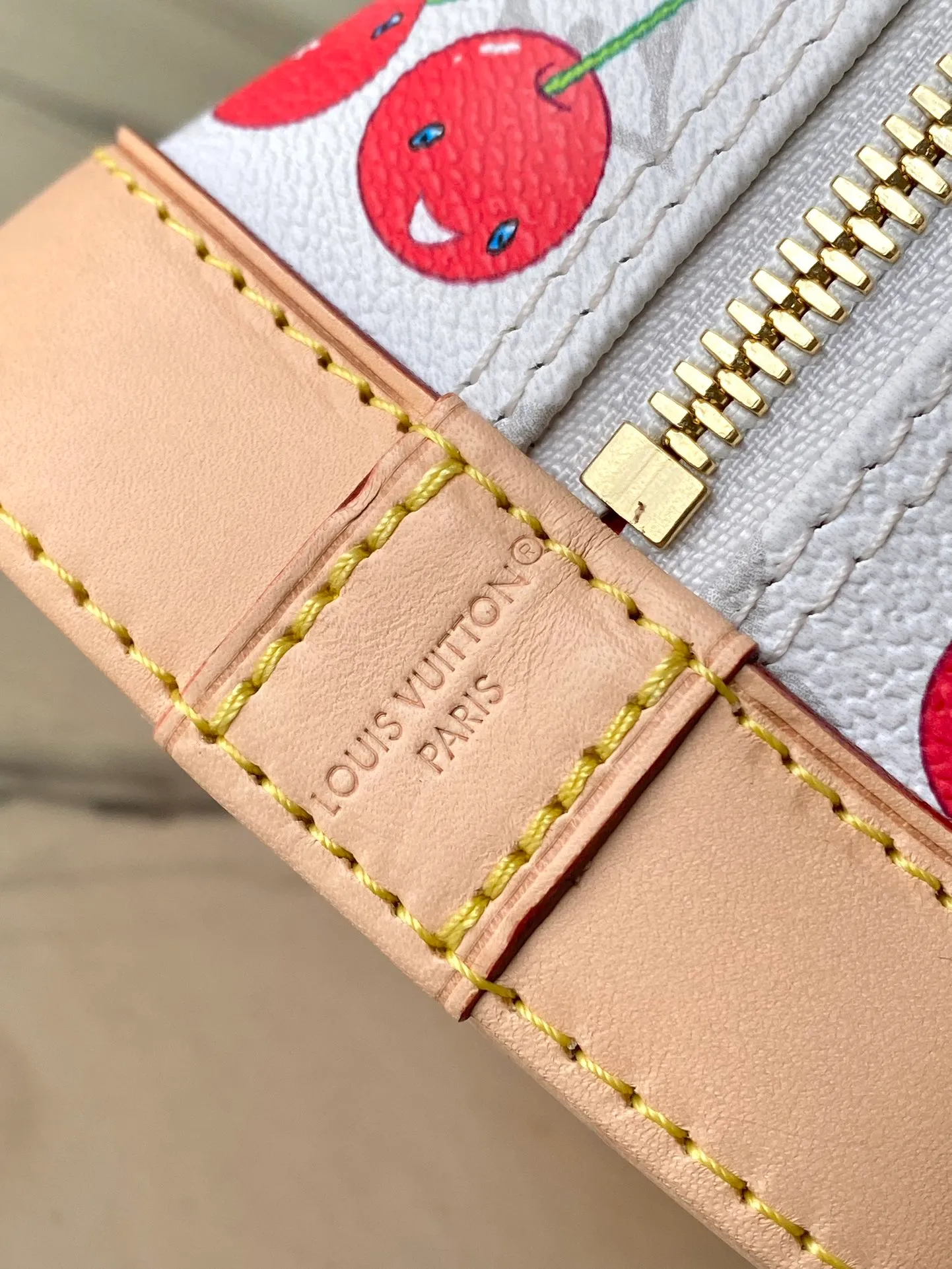 💰960 Top Original Order M14234 (53152 Cherry) This stylish and outstanding Alma BB handbag is derived from the interesting replica Louis Vuitton x Murakami series. It is made of the brand's classic Monogram coated canvas to create a silhouette inspired by the Art Deco style, and is embellished with Japanese artist Takashi Murakami's bright cherry pattern in bright colors. The bag's iconic natural leather adds eye-catching style to the elegant Toron top handle, bottom and playful bow-shaped key holder.  23.5 x 17.5 x 11.5 cm (length x height x width)