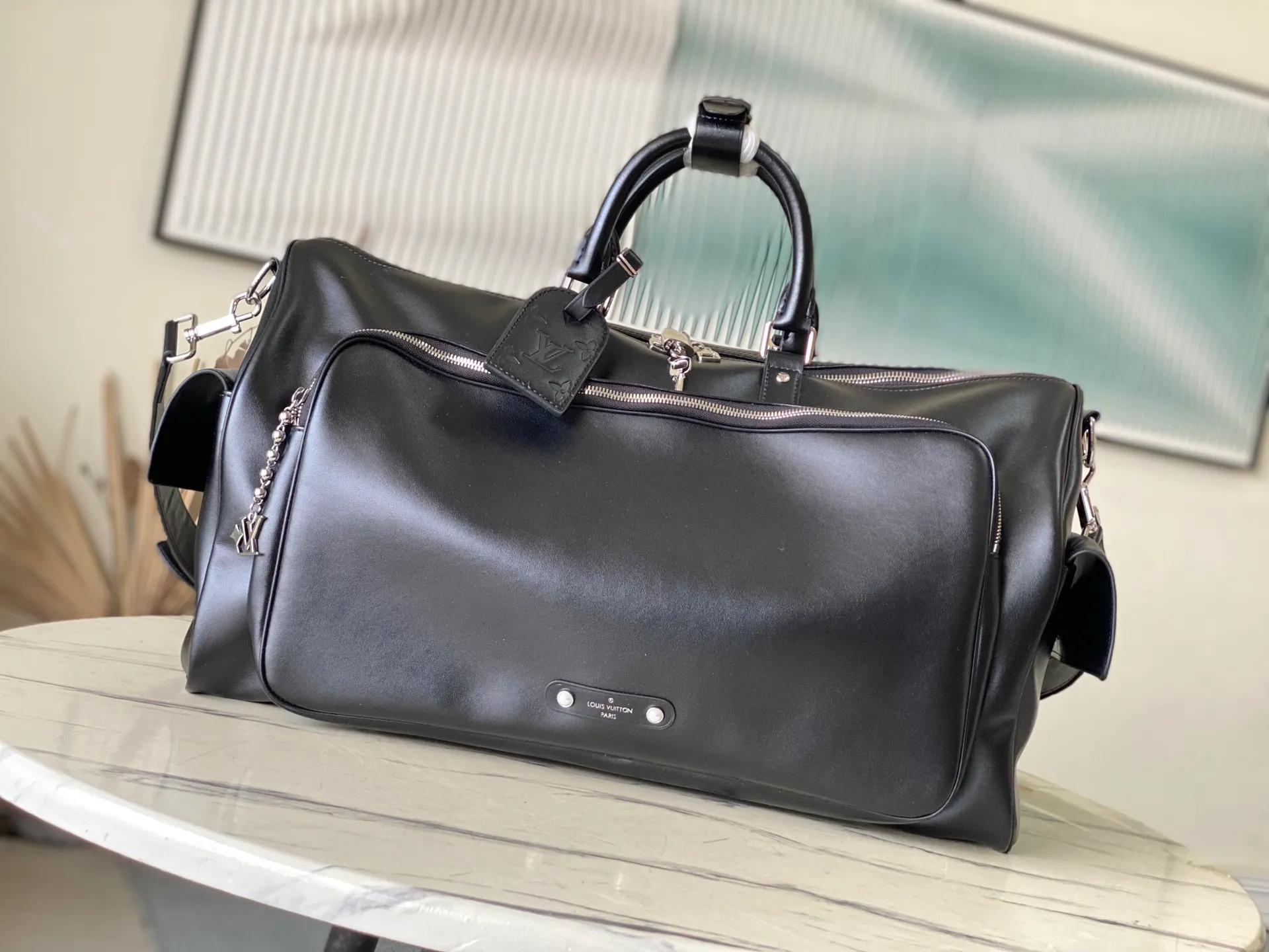 💰1760 (top layer leather) top original order M13992 This Keepall Cargo Bandouliere 50 travel bag is made of glossy cow leather dip-dyed in dark tones, allowing the classic design to capture the changes of light and shadow between movement and stillness, showing Pharrell Wiliams' inspirational exploration of the blurred night. The LV letter decoration and zipper puller on the zipper outer bag add a metallic luster. Dimensions: 52 × 23 × 29 cm