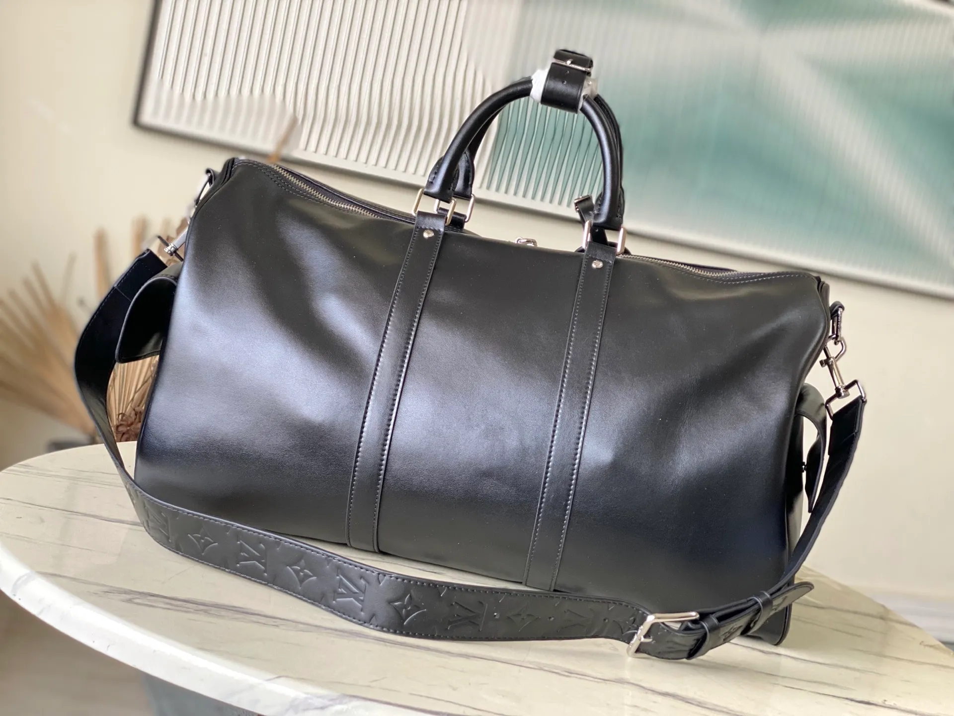 💰1760 (top layer leather) top original order M13992 This Keepall Cargo Bandouliere 50 travel bag is made of glossy cow leather dip-dyed in dark tones, allowing the classic design to capture the changes of light and shadow between movement and stillness, showing Pharrell Wiliams' inspirational exploration of the blurred night. The LV letter decoration and zipper puller on the zipper outer bag add a metallic luster. Dimensions: 52 × 23 × 29 cm