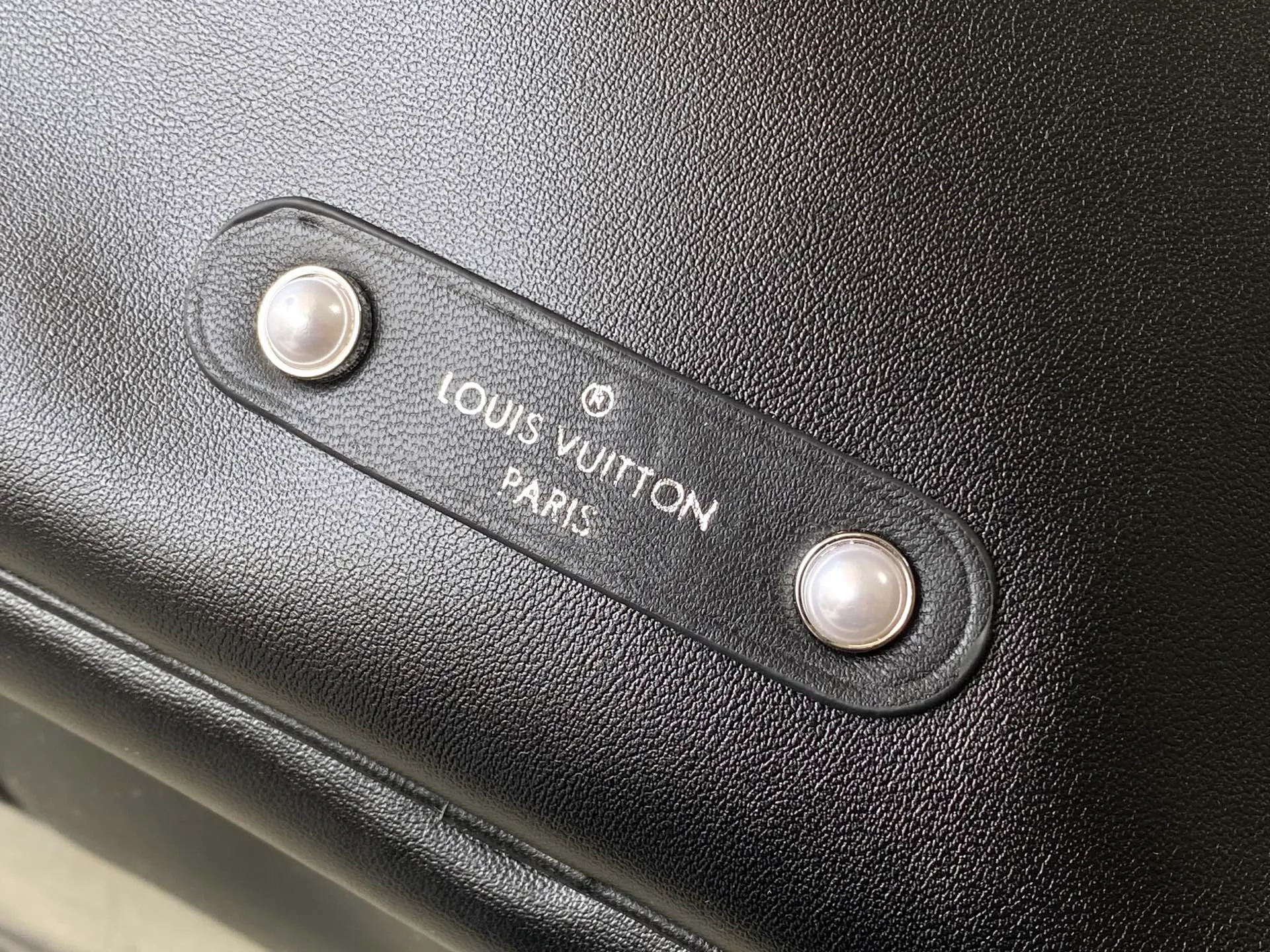 💰1760 (top layer leather) top original order M13992 This Keepall Cargo Bandouliere 50 travel bag is made of glossy cow leather dip-dyed in dark tones, allowing the classic design to capture the changes of light and shadow between movement and stillness, showing Pharrell Wiliams' inspirational exploration of the blurred night. The LV letter decoration and zipper puller on the zipper outer bag add a metallic luster. Dimensions: 52 × 23 × 29 cm