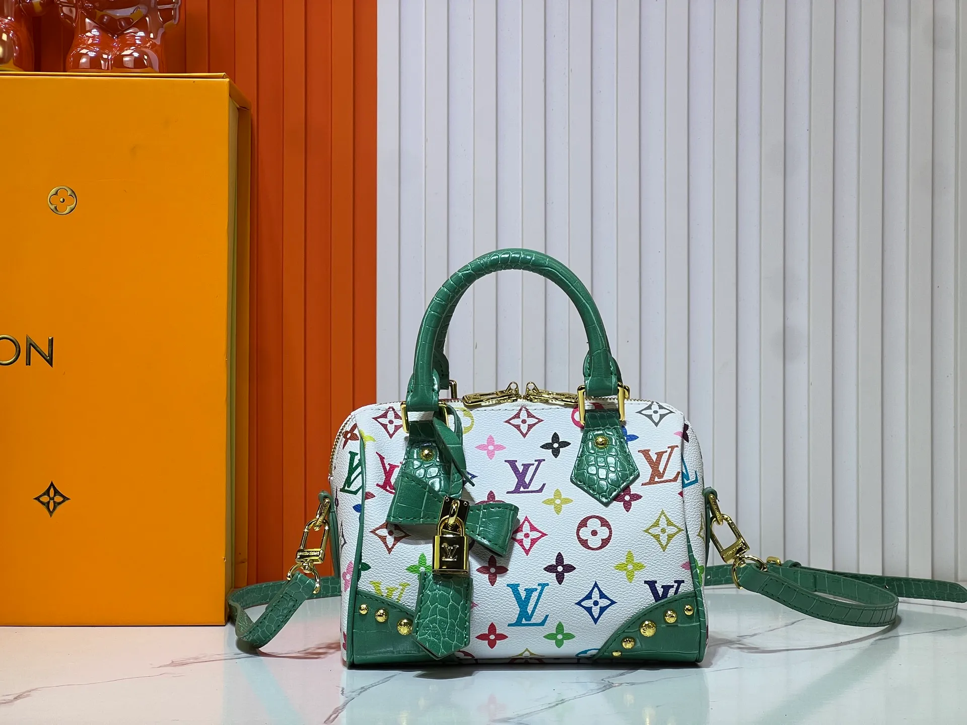 Batch 280💰Upgraded original crocodile pattern M13365 M58953 M46234 M46222 Speedy Bandoulière 20 handbag is made of soft coated canvas, and the full-length Monogram pattern is traced in colorful rainbow tones, highlighting the smart style of the Louis Vuitton x Murakami reissue series. The Toron handle and detachable shoulder strap are constructed of cow leather, the metal corners recall classic luggage elements, and the bow-shaped key bag and padlock add brand touches. Dimensions: 20.5 x 13.5 x 12.0 cm (length x height x width)