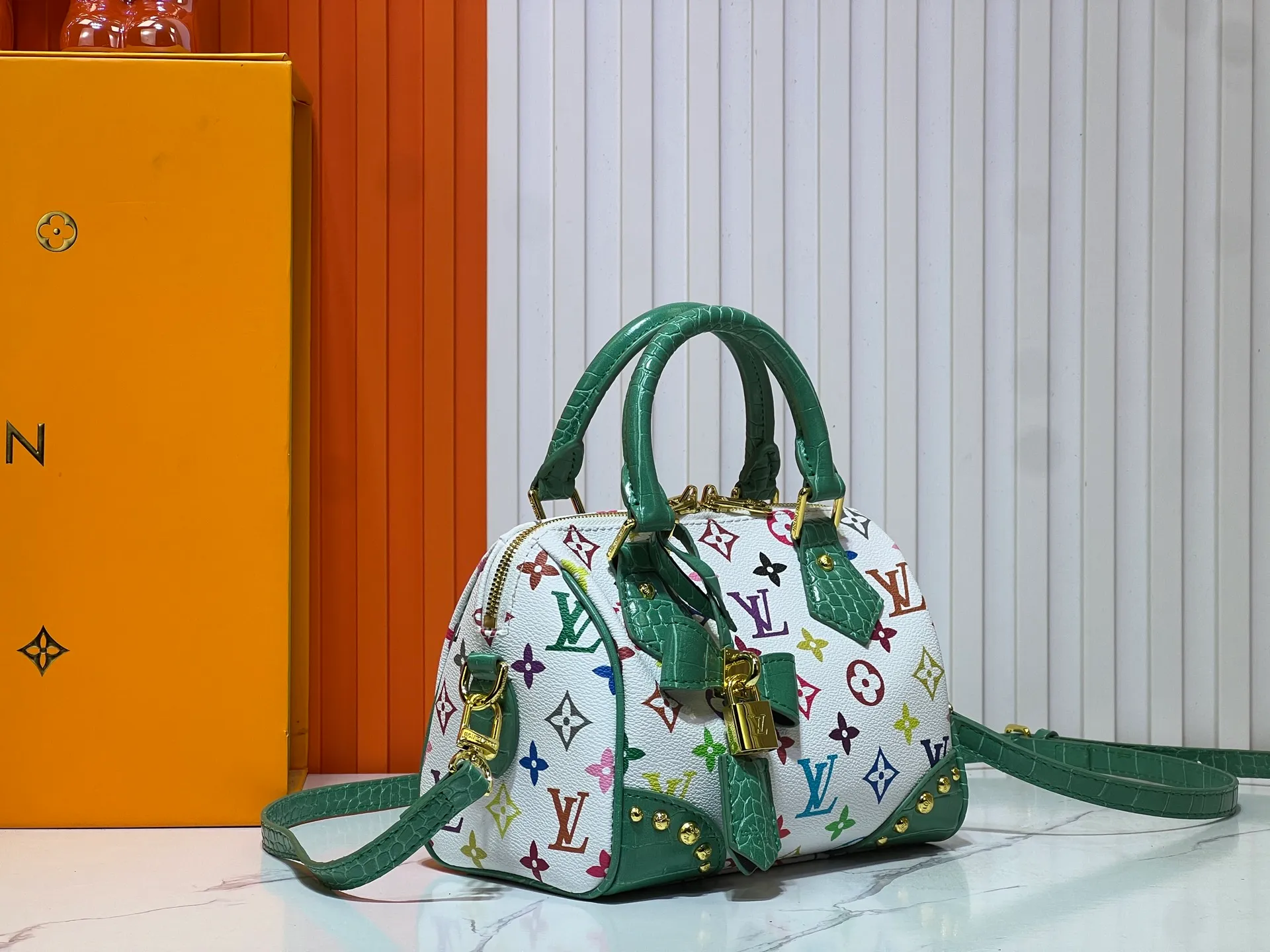 Batch 280💰Upgraded original crocodile pattern M13365 M58953 M46234 M46222 Speedy Bandoulière 20 handbag is made of soft coated canvas, and the full-length Monogram pattern is traced in colorful rainbow tones, highlighting the smart style of the Louis Vuitton x Murakami reissue series. The Toron handle and detachable shoulder strap are constructed of cow leather, the metal corners recall classic luggage elements, and the bow-shaped key bag and padlock add brand touches. Dimensions: 20.5 x 13.5 x 12.0 cm (length x height x width)