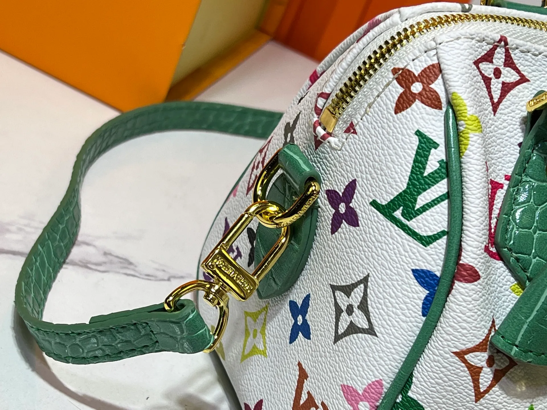 Batch 280💰Upgraded original crocodile pattern M13365 M58953 M46234 M46222 Speedy Bandoulière 20 handbag is made of soft coated canvas, and the full-length Monogram pattern is traced in colorful rainbow tones, highlighting the smart style of the Louis Vuitton x Murakami reissue series. The Toron handle and detachable shoulder strap are constructed of cow leather, the metal corners recall classic luggage elements, and the bow-shaped key bag and padlock add brand touches. Dimensions: 20.5 x 13.5 x 12.0 cm (length x height x width)