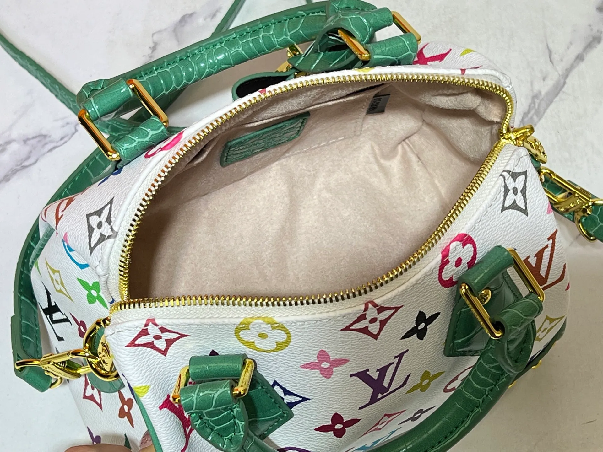 Batch 280💰Upgraded original crocodile pattern M13365 M58953 M46234 M46222 Speedy Bandoulière 20 handbag is made of soft coated canvas, and the full-length Monogram pattern is traced in colorful rainbow tones, highlighting the smart style of the Louis Vuitton x Murakami reissue series. The Toron handle and detachable shoulder strap are constructed of cow leather, the metal corners recall classic luggage elements, and the bow-shaped key bag and padlock add brand touches. Dimensions: 20.5 x 13.5 x 12.0 cm (length x height x width)