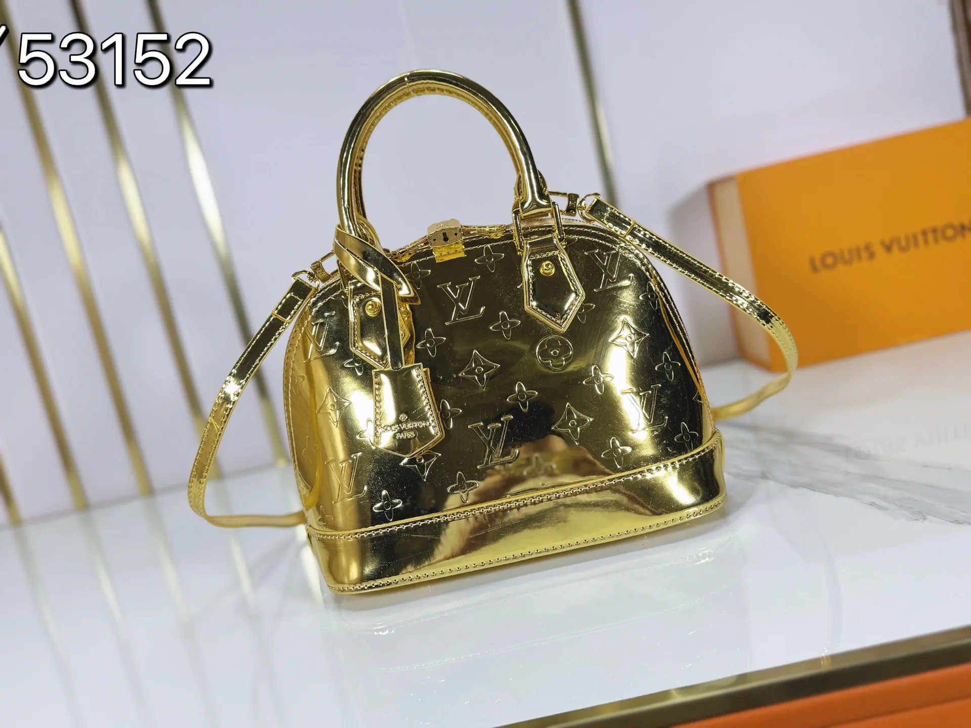P240 M11835 M53151 M53152 The Alma medium handbag in the LVSki series draws inspiration from the Louis Vuitton archive hard box, rendering the Monogram embossed coated canvas with a new Monogram Miroir effect, highlighting the concept of retro futurism. Spacious interior patch pockets ensure organized storage. Size: 23.5x17.5x11.5cm