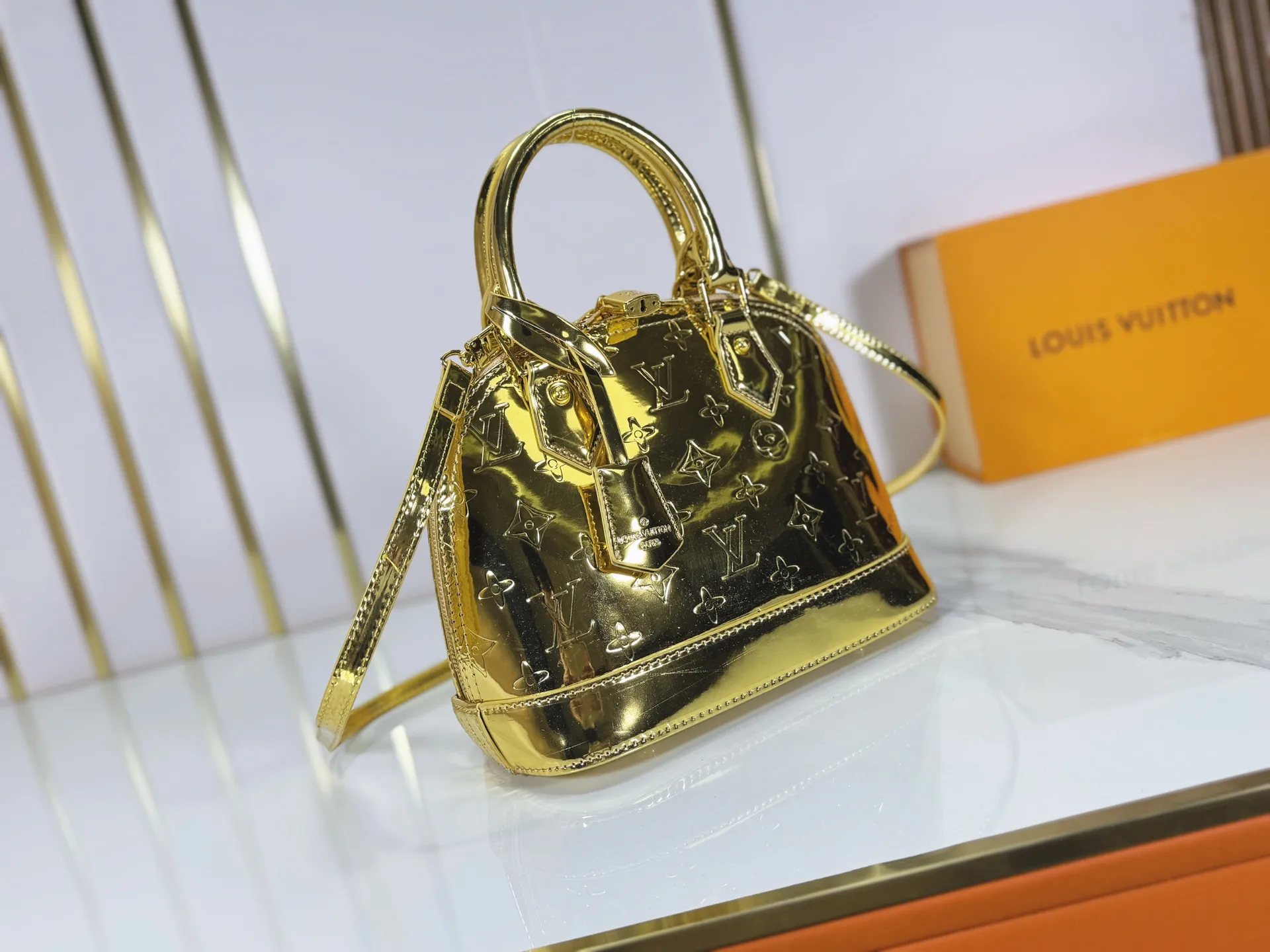 P240 M11835 M53151 M53152 The Alma medium handbag in the LVSki series draws inspiration from the Louis Vuitton archive hard box, rendering the Monogram embossed coated canvas with a new Monogram Miroir effect, highlighting the concept of retro futurism. Spacious interior patch pockets ensure organized storage. Size: 23.5x17.5x11.5cm