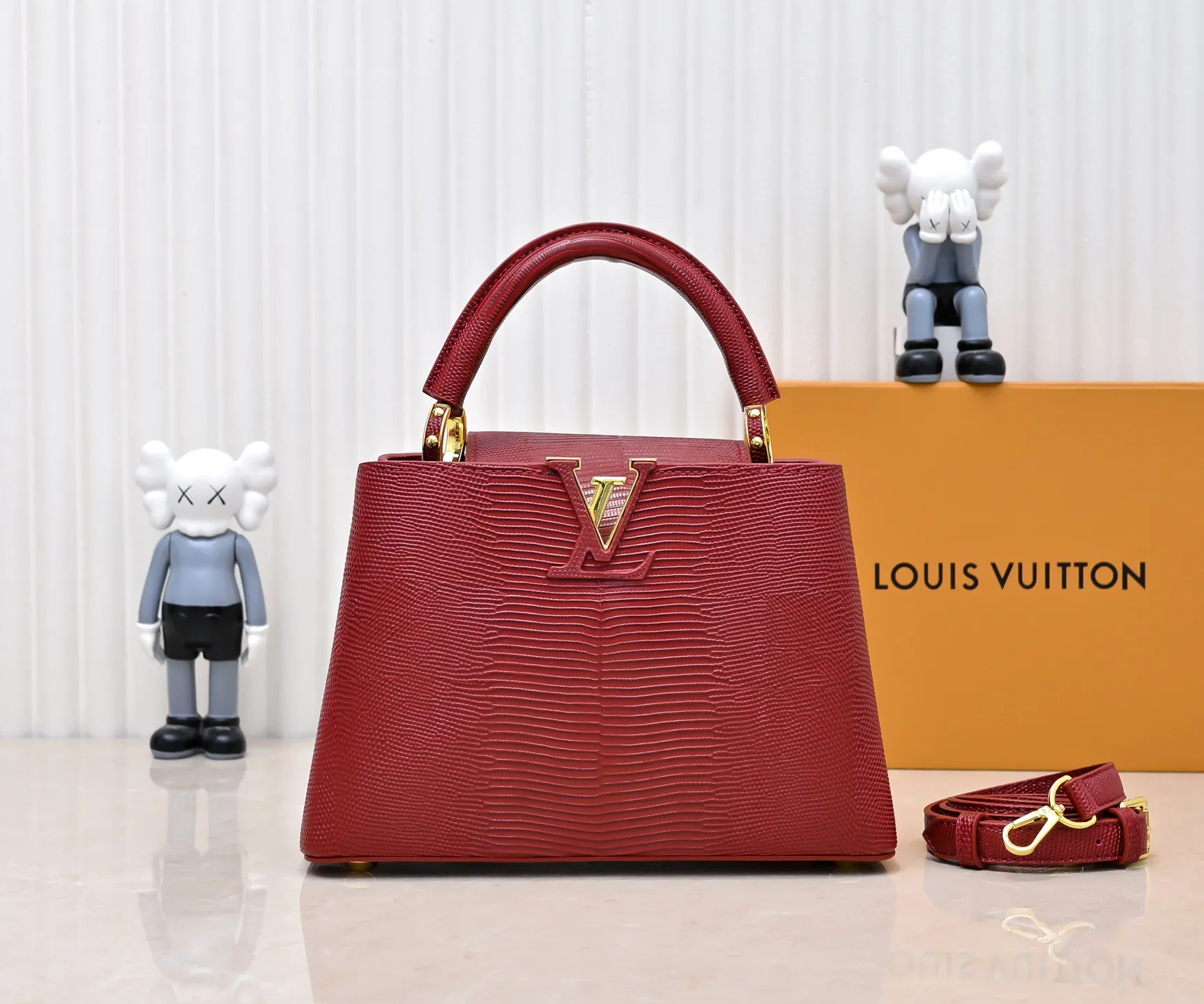 Top-quality original P420 Guangzhou-made M99528 maroon lizard skin gold buckle CapucinesBB handbag exquisitely combines graceful lizard skin outer layer, delicate sheepskin lining and luster metal parts. The iconic flap makes two styles fashionable. The LV logo can be read on the inside and Monogram flowers bloom on the outside. It can light up an eye-catching corner for evening occasions and add a personalized atmosphere to the wardrobe. Shine gorgeous style in day and night occasions.  Detailed features 27 x 18 x 9 cm (length x height x width)