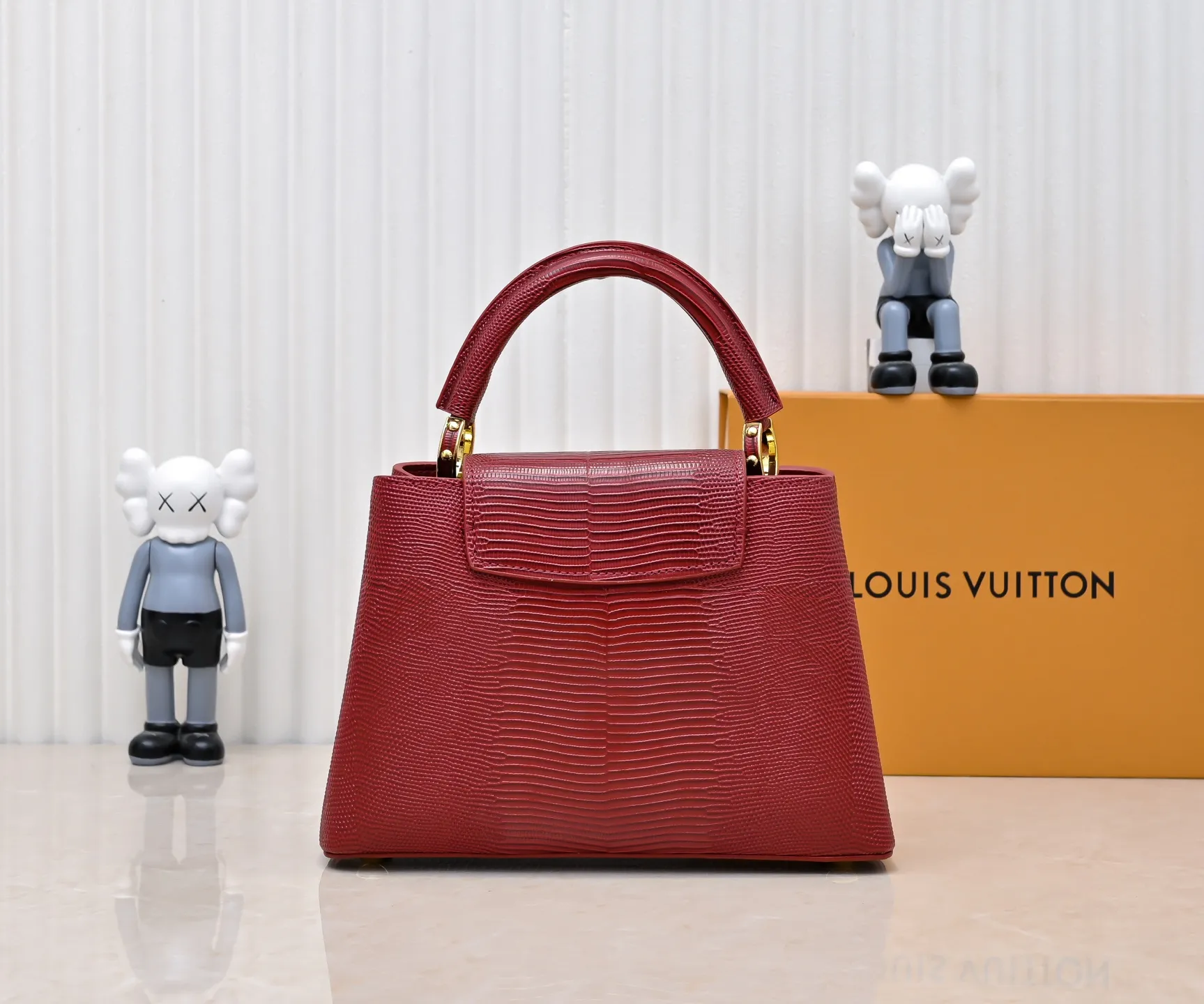 Top-quality original P420 Guangzhou-made M99528 maroon lizard skin gold buckle CapucinesBB handbag exquisitely combines graceful lizard skin outer layer, delicate sheepskin lining and luster metal parts. The iconic flap makes two styles fashionable. The LV logo can be read on the inside and Monogram flowers bloom on the outside. It can light up an eye-catching corner for evening occasions and add a personalized atmosphere to the wardrobe. Shine gorgeous style in day and night occasions.  Detailed features 27 x 18 x 9 cm (length x height x width)