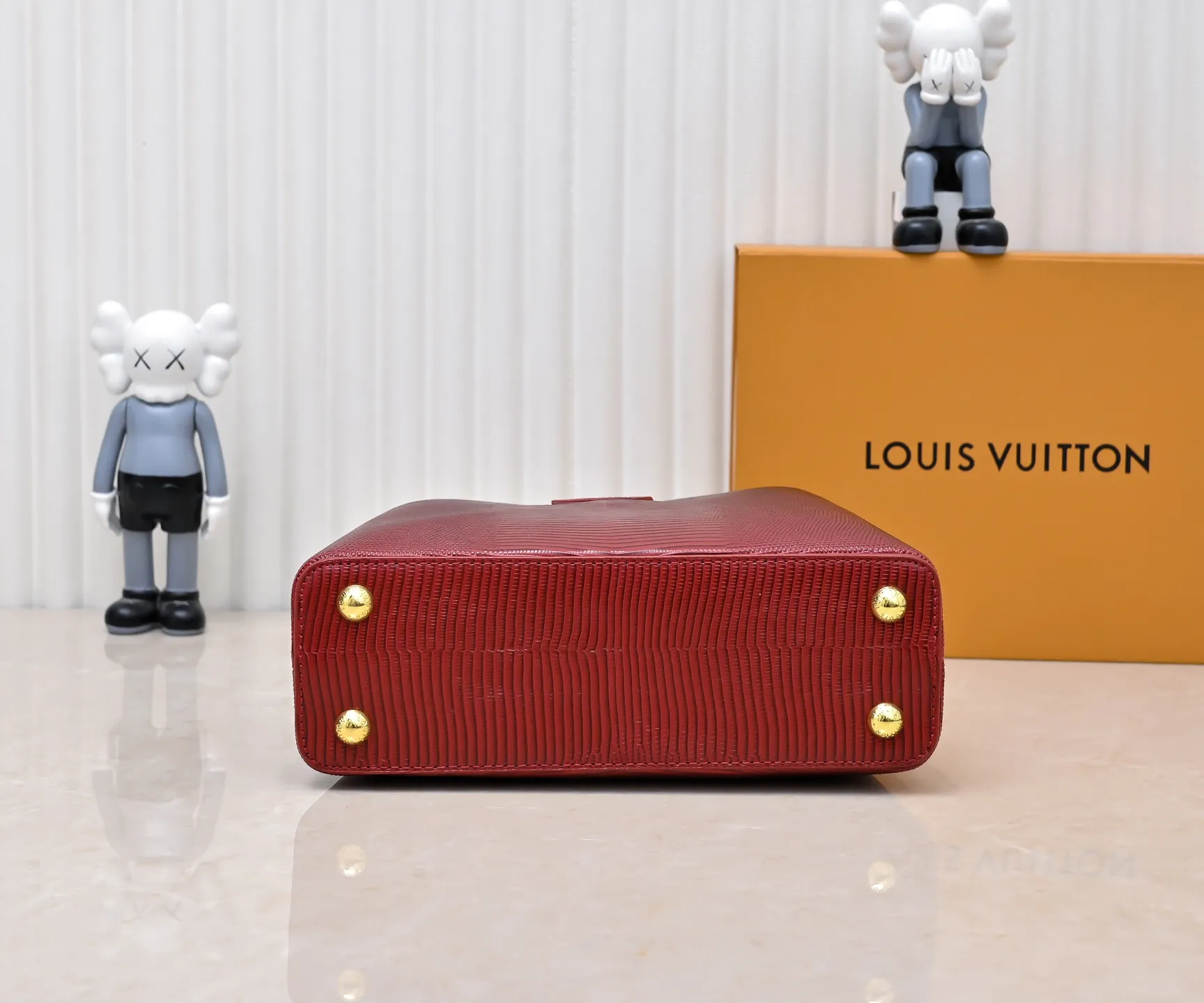 Top-quality original P420 Guangzhou-made M99528 maroon lizard skin gold buckle CapucinesBB handbag exquisitely combines graceful lizard skin outer layer, delicate sheepskin lining and luster metal parts. The iconic flap makes two styles fashionable. The LV logo can be read on the inside and Monogram flowers bloom on the outside. It can light up an eye-catching corner for evening occasions and add a personalized atmosphere to the wardrobe. Shine gorgeous style in day and night occasions.  Detailed features 27 x 18 x 9 cm (length x height x width)