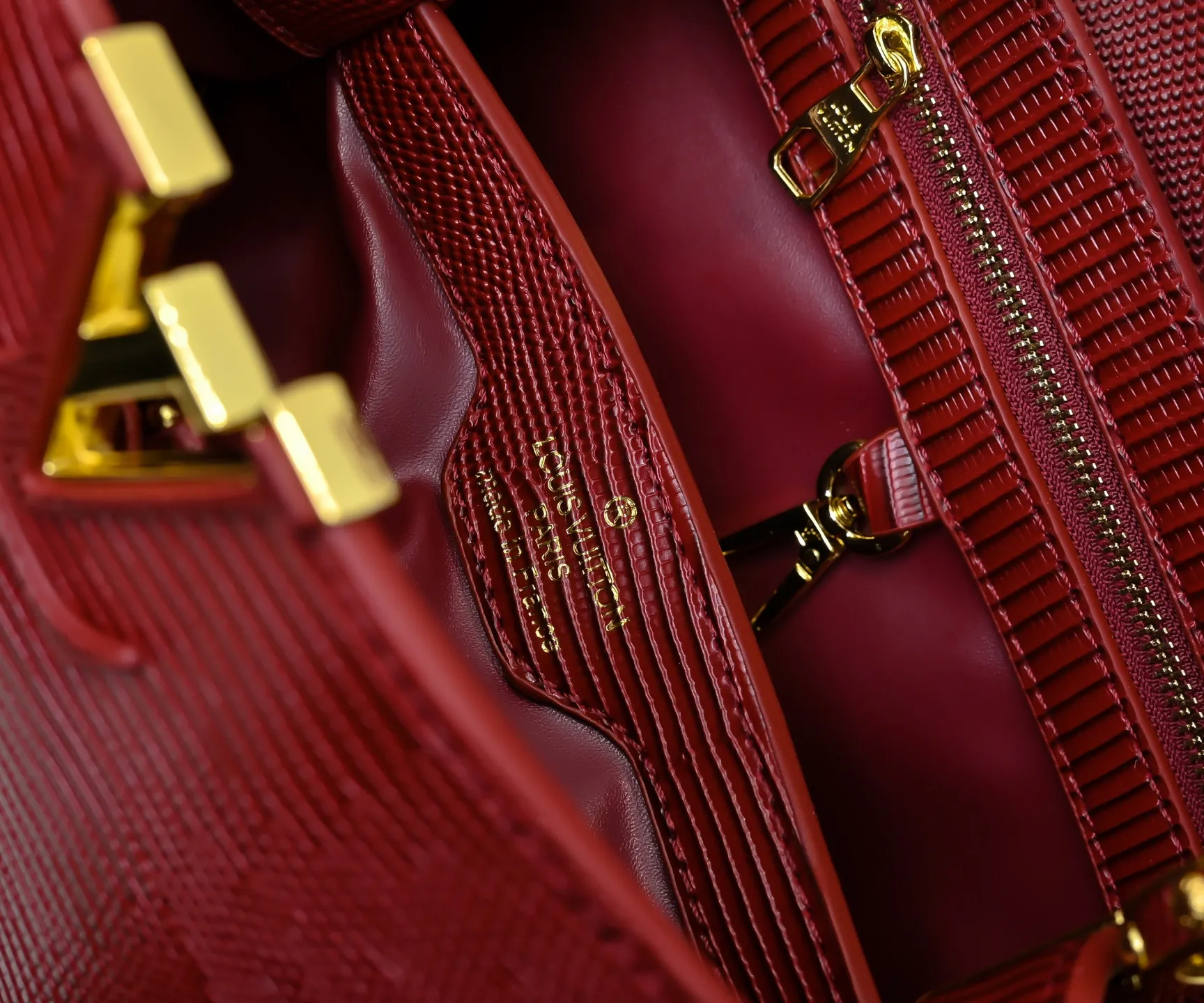 Top-quality original P420 Guangzhou-made M99528 maroon lizard skin gold buckle CapucinesBB handbag exquisitely combines graceful lizard skin outer layer, delicate sheepskin lining and luster metal parts. The iconic flap makes two styles fashionable. The LV logo can be read on the inside and Monogram flowers bloom on the outside. It can light up an eye-catching corner for evening occasions and add a personalized atmosphere to the wardrobe. Shine gorgeous style in day and night occasions.  Detailed features 27 x 18 x 9 cm (length x height x width)