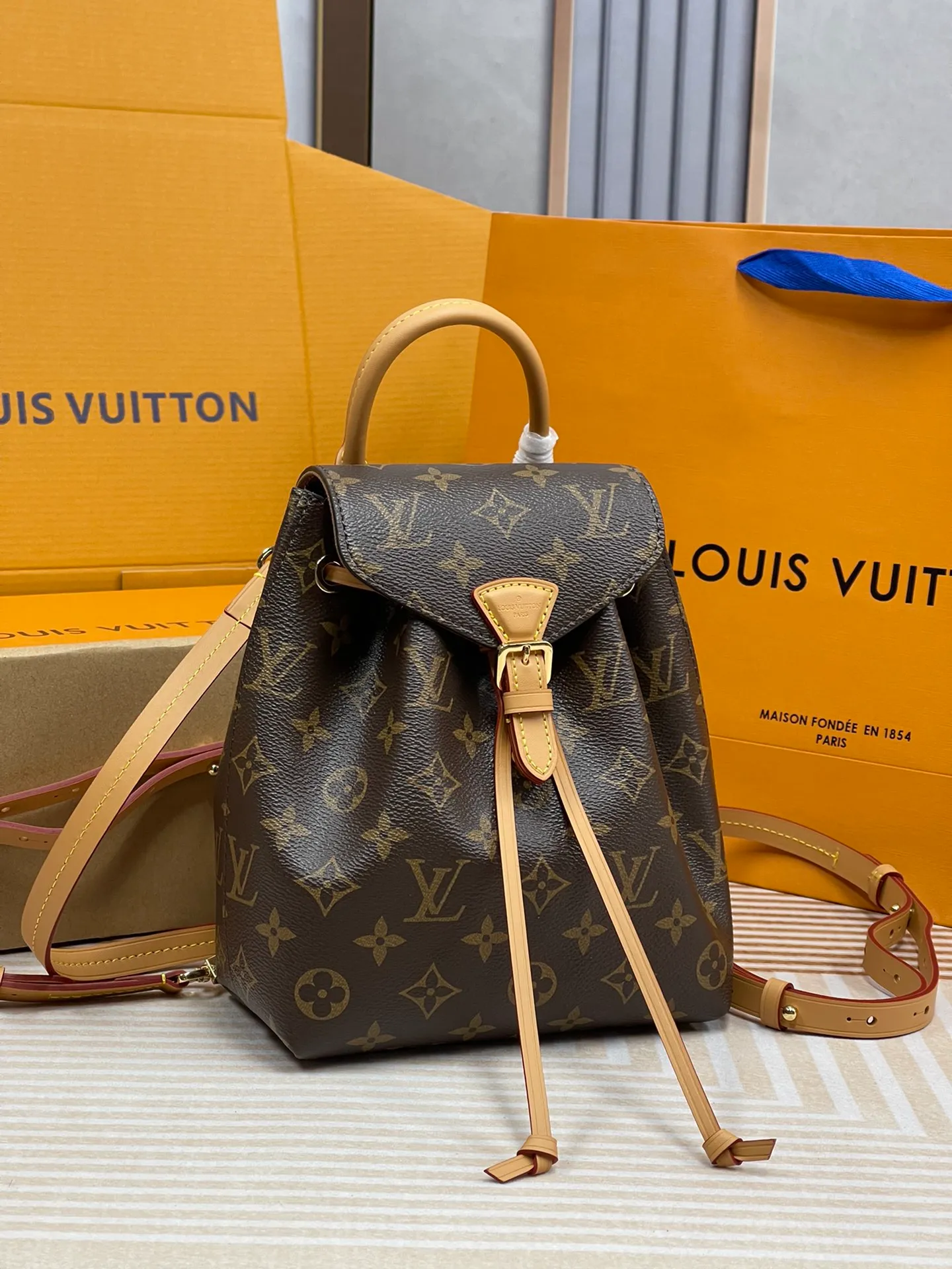 [Upgraded version] P640¥😘Upgraded version·High quality·Semi-steel hardware·With gift box packaging🎁Real shot·Model: M45502·Louis Vuitton·The Montsouris BB backpack is launched in winter. It is made of classic Monogram canvas and cow leather to create a modern pocket configuration. Its buckle and leather drawstring are derived from the original design that came out in 1994. The top handle and removable and adjustable leather shoulder strap allow for a variety of carrying options. Detailed features 17 x 20 x 10.5 cm (length x height x width)