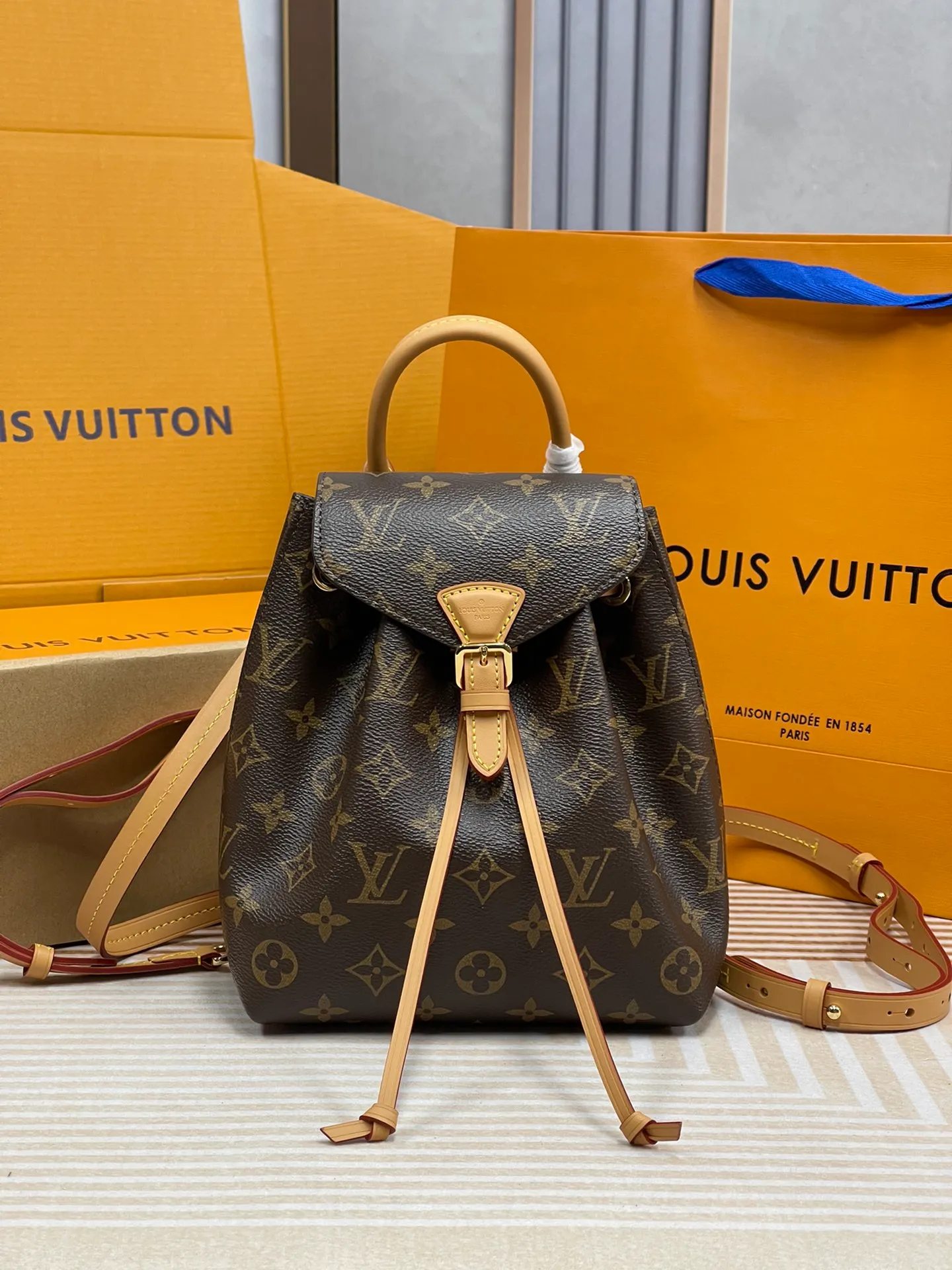 [Upgraded version] P640¥😘Upgraded version·High quality·Semi-steel hardware·With gift box packaging🎁Real shot·Model: M45502·Louis Vuitton·The Montsouris BB backpack is launched in winter. It is made of classic Monogram canvas and cow leather to create a modern pocket configuration. Its buckle and leather drawstring are derived from the original design that came out in 1994. The top handle and removable and adjustable leather shoulder strap allow for a variety of carrying options. Detailed features 17 x 20 x 10.5 cm (length x height x width)