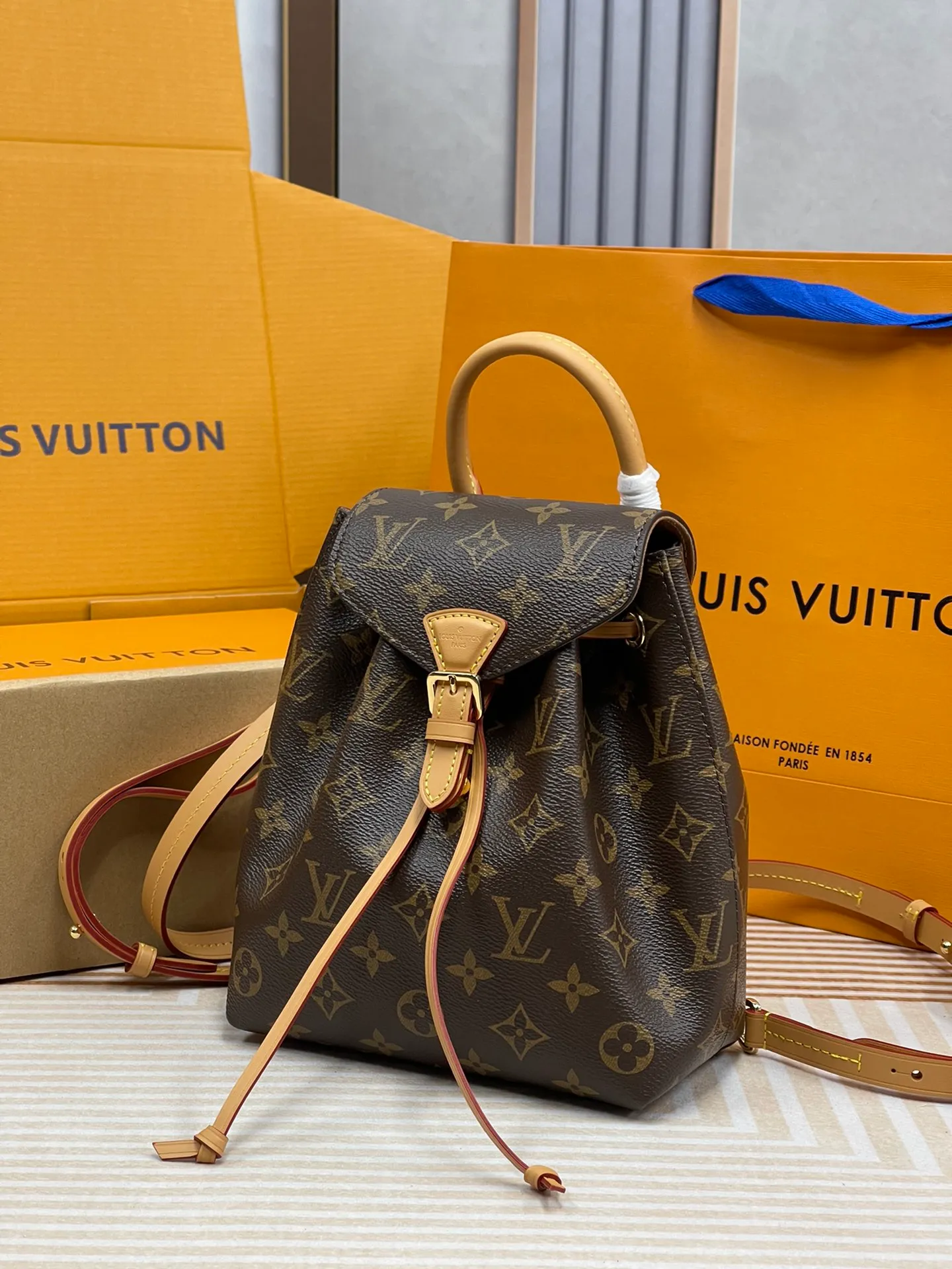 [Upgraded version] P640¥😘Upgraded version·High quality·Semi-steel hardware·With gift box packaging🎁Real shot·Model: M45502·Louis Vuitton·The Montsouris BB backpack is launched in winter. It is made of classic Monogram canvas and cow leather to create a modern pocket configuration. Its buckle and leather drawstring are derived from the original design that came out in 1994. The top handle and removable and adjustable leather shoulder strap allow for a variety of carrying options. Detailed features 17 x 20 x 10.5 cm (length x height x width)