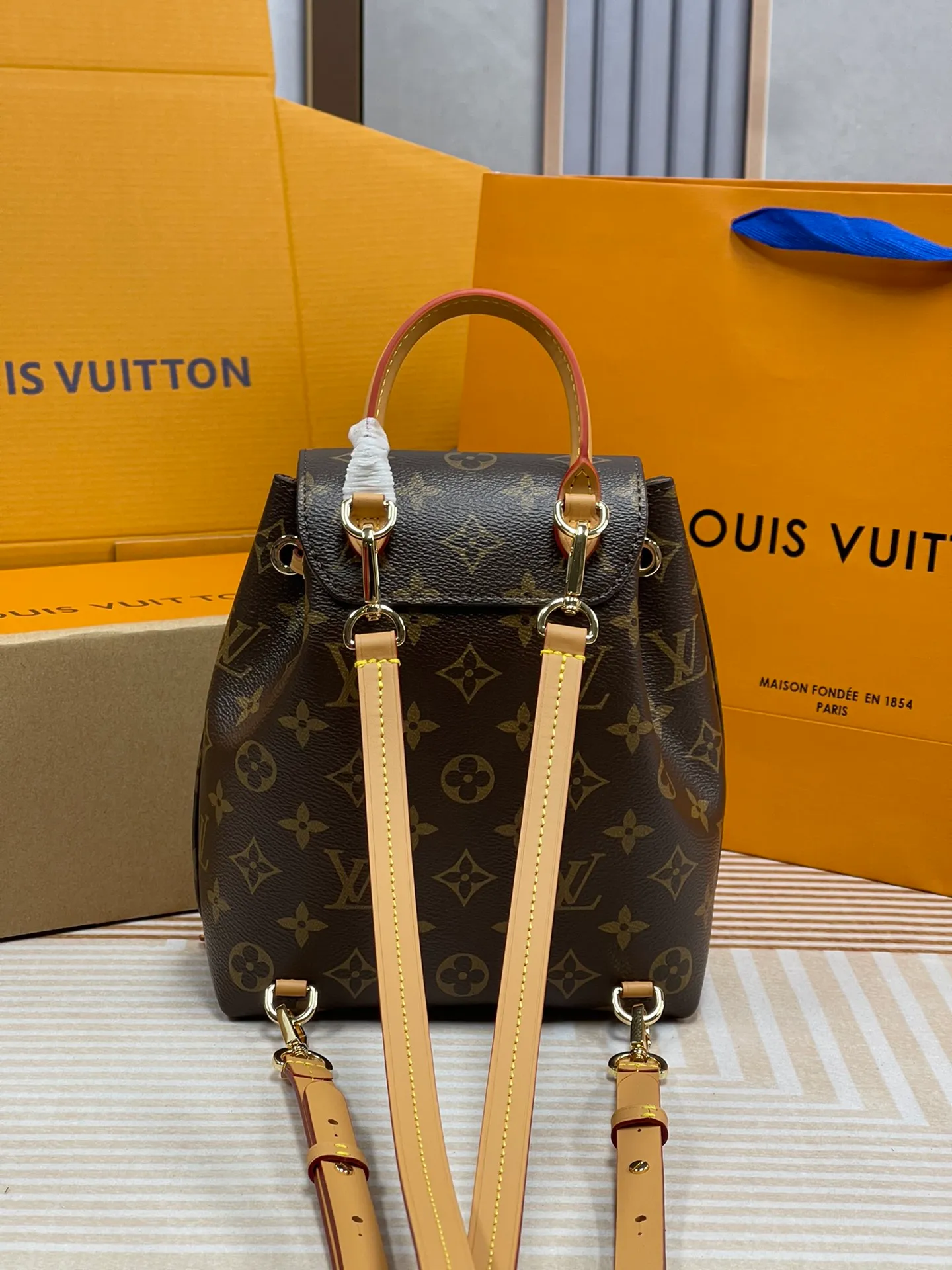 [Upgraded version] P640¥😘Upgraded version·High quality·Semi-steel hardware·With gift box packaging🎁Real shot·Model: M45502·Louis Vuitton·The Montsouris BB backpack is launched in winter. It is made of classic Monogram canvas and cow leather to create a modern pocket configuration. Its buckle and leather drawstring are derived from the original design that came out in 1994. The top handle and removable and adjustable leather shoulder strap allow for a variety of carrying options. Detailed features 17 x 20 x 10.5 cm (length x height x width)