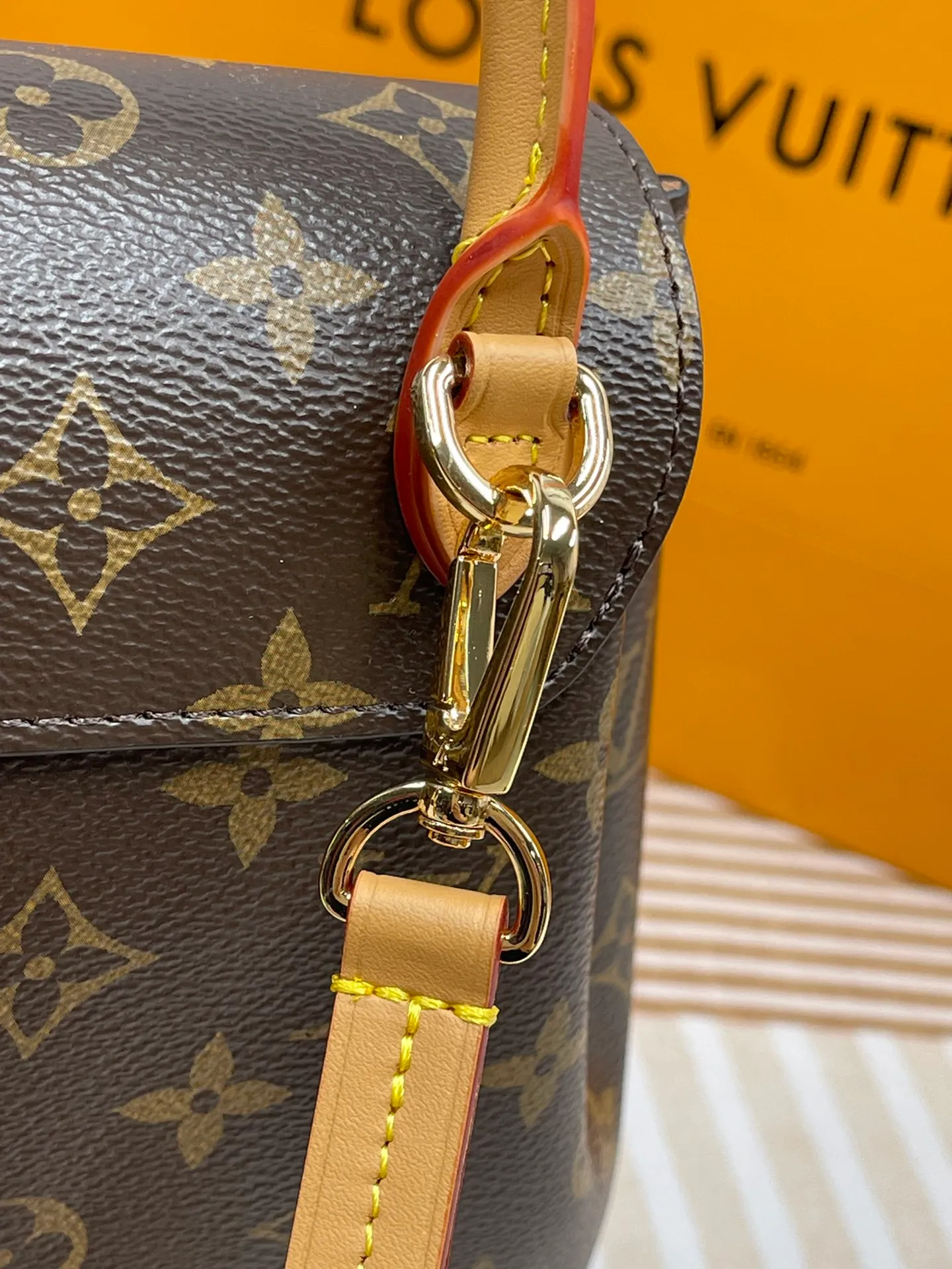 [Upgraded version] P640¥😘Upgraded version·High quality·Semi-steel hardware·With gift box packaging🎁Real shot·Model: M45502·Louis Vuitton·The Montsouris BB backpack is launched in winter. It is made of classic Monogram canvas and cow leather to create a modern pocket configuration. Its buckle and leather drawstring are derived from the original design that came out in 1994. The top handle and removable and adjustable leather shoulder strap allow for a variety of carrying options. Detailed features 17 x 20 x 10.5 cm (length x height x width)