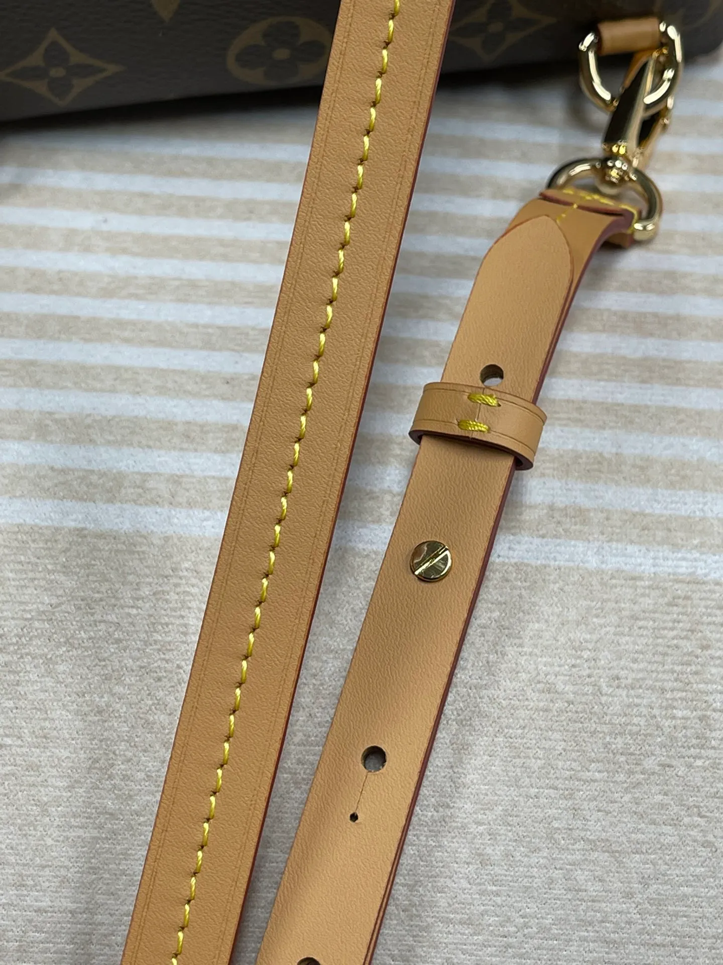 [Upgraded version] P640¥😘Upgraded version·High quality·Semi-steel hardware·With gift box packaging🎁Real shot·Model: M45502·Louis Vuitton·The Montsouris BB backpack is launched in winter. It is made of classic Monogram canvas and cow leather to create a modern pocket configuration. Its buckle and leather drawstring are derived from the original design that came out in 1994. The top handle and removable and adjustable leather shoulder strap allow for a variety of carrying options. Detailed features 17 x 20 x 10.5 cm (length x height x width)