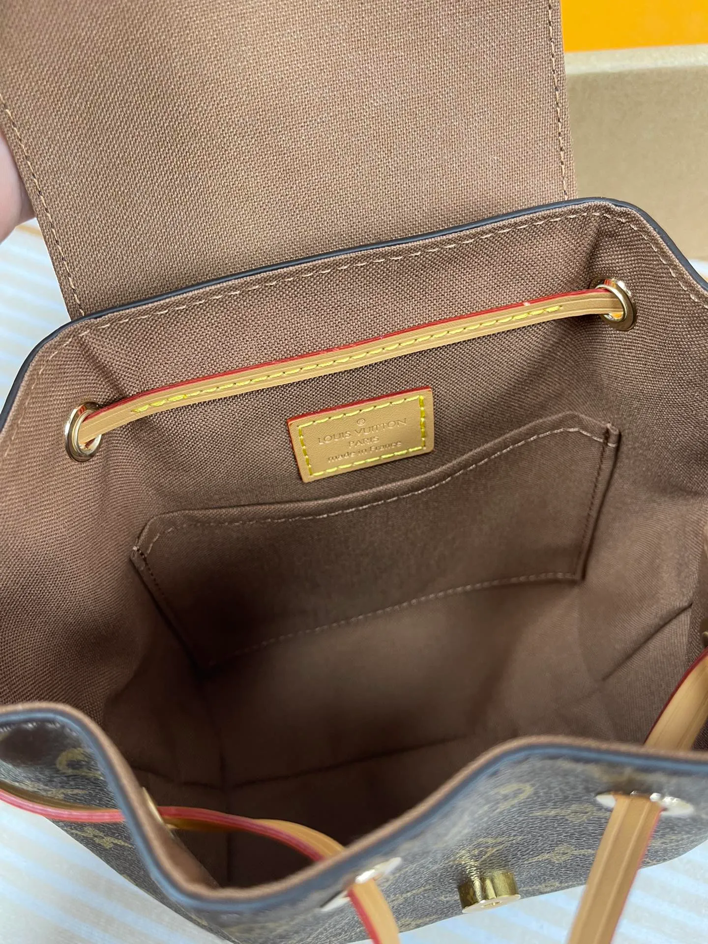 [Upgraded version] P640¥😘Upgraded version·High quality·Semi-steel hardware·With gift box packaging🎁Real shot·Model: M45502·Louis Vuitton·The Montsouris BB backpack is launched in winter. It is made of classic Monogram canvas and cow leather to create a modern pocket configuration. Its buckle and leather drawstring are derived from the original design that came out in 1994. The top handle and removable and adjustable leather shoulder strap allow for a variety of carrying options. Detailed features 17 x 20 x 10.5 cm (length x height x width)