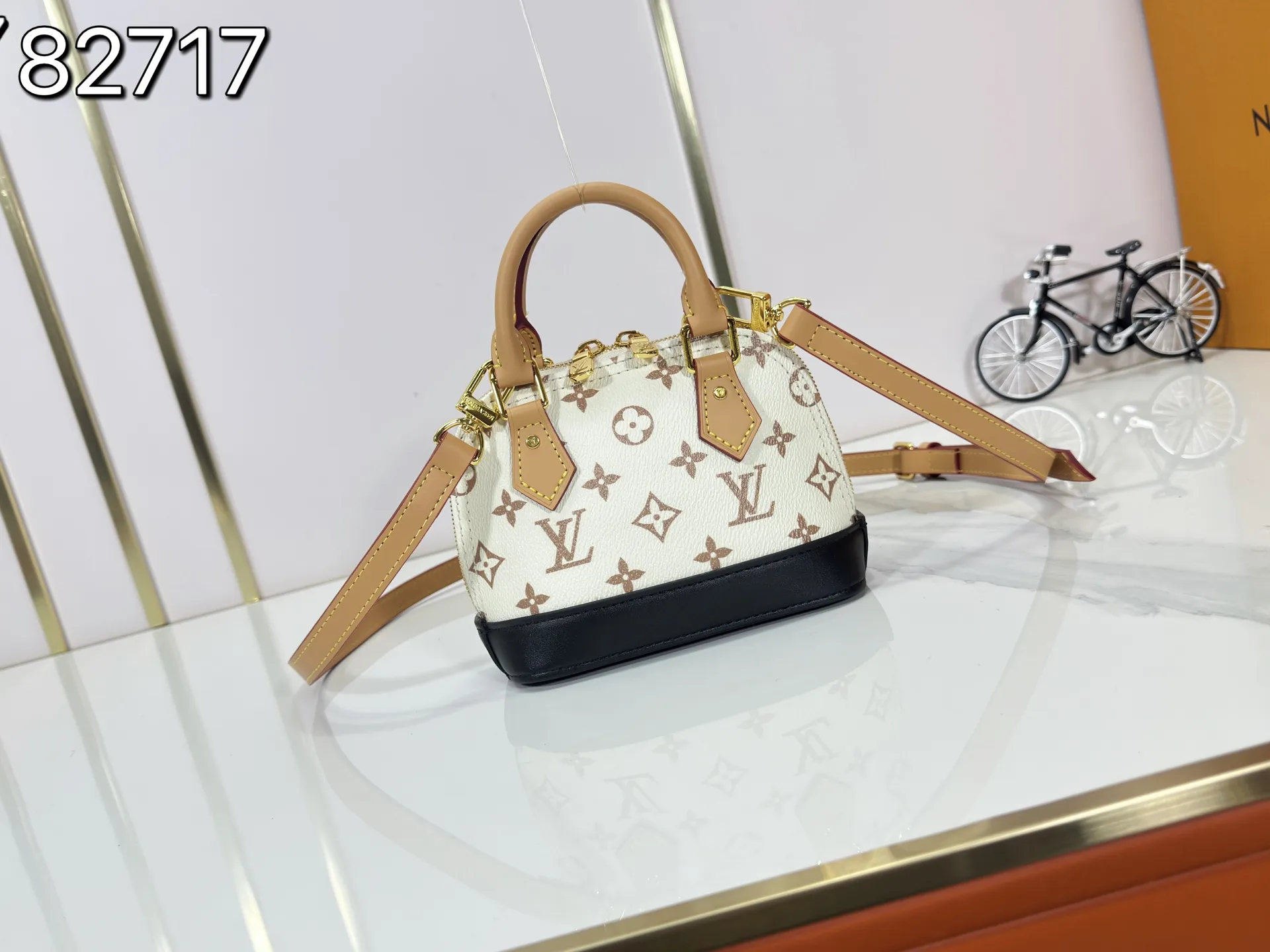 P220 Upgraded original version [Alma Nano shell handbag] M82717 old flower M46895 white flower mini shell bag series New launch Nano Alma handbag Nano Alma reproduces the iconic Alma bag in a miniature version. Louis Vuitton's signature Monogram canvas material harmonizes with the natural leather upholstery. Expertly crafted items that combine traditional charm with modern functionality. Opening the double zippers reveals an interior design with surprisingly ample storage space. With two leather handles and an adjustable, removable shoulder strap, it can be styled in a variety of ways.  Dimensions: 18 x 12 x 8 cm