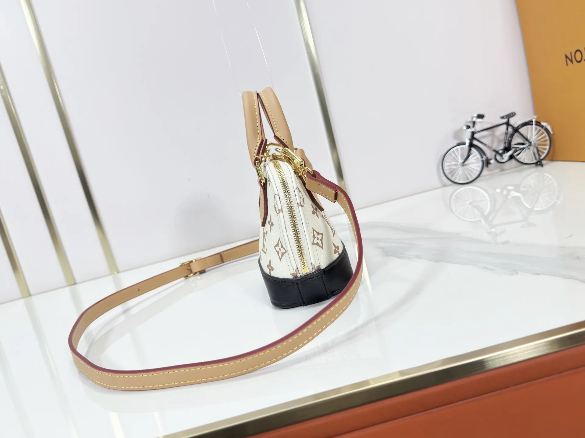P220 Upgraded original version [Alma Nano shell handbag] M82717 old flower M46895 white flower mini shell bag series New launch Nano Alma handbag Nano Alma reproduces the iconic Alma bag in a miniature version. Louis Vuitton's signature Monogram canvas material harmonizes with the natural leather upholstery. Expertly crafted items that combine traditional charm with modern functionality. Opening the double zippers reveals an interior design with surprisingly ample storage space. With two leather handles and an adjustable, removable shoulder strap, it can be styled in a variety of ways.  Dimensions: 18 x 12 x 8 cm