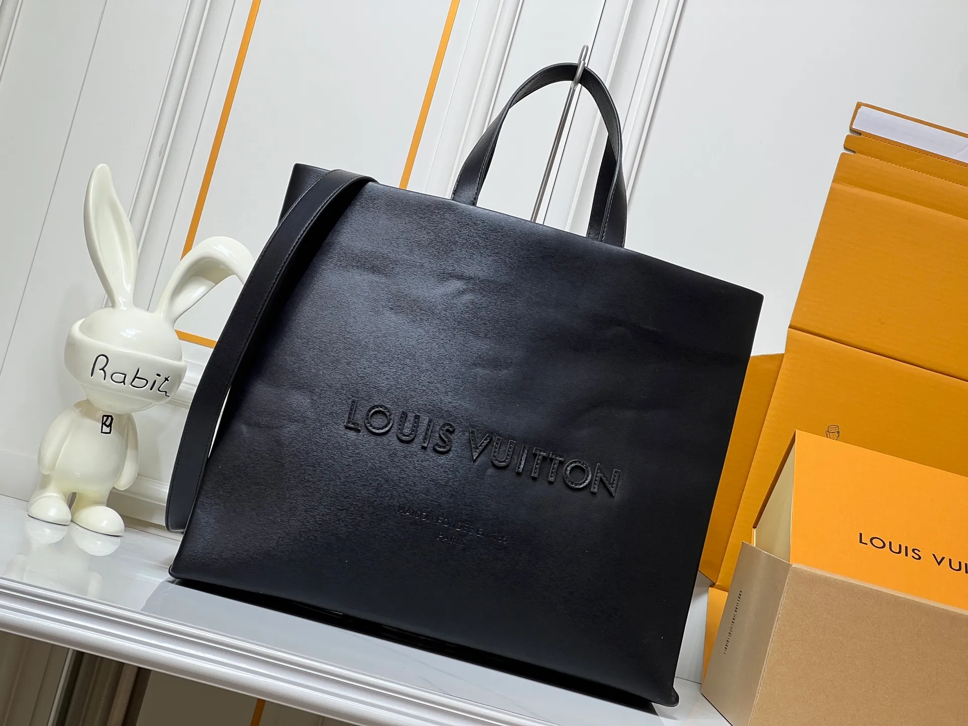 Batch 320💰M24457 Black Orange Blue Green Gray Presbyopia Plaid Black Crocodile Orange Crocodile Pattern 9 Colors ✔️ This Shopper medium handbag draws inspiration from Louis Vuitton shopping bags, with the words Louis Vuitton and Maison Fondée En 1854 written on soft cow leather, with a top handle and a detachable shoulder strap. Size: 40x32x16cm