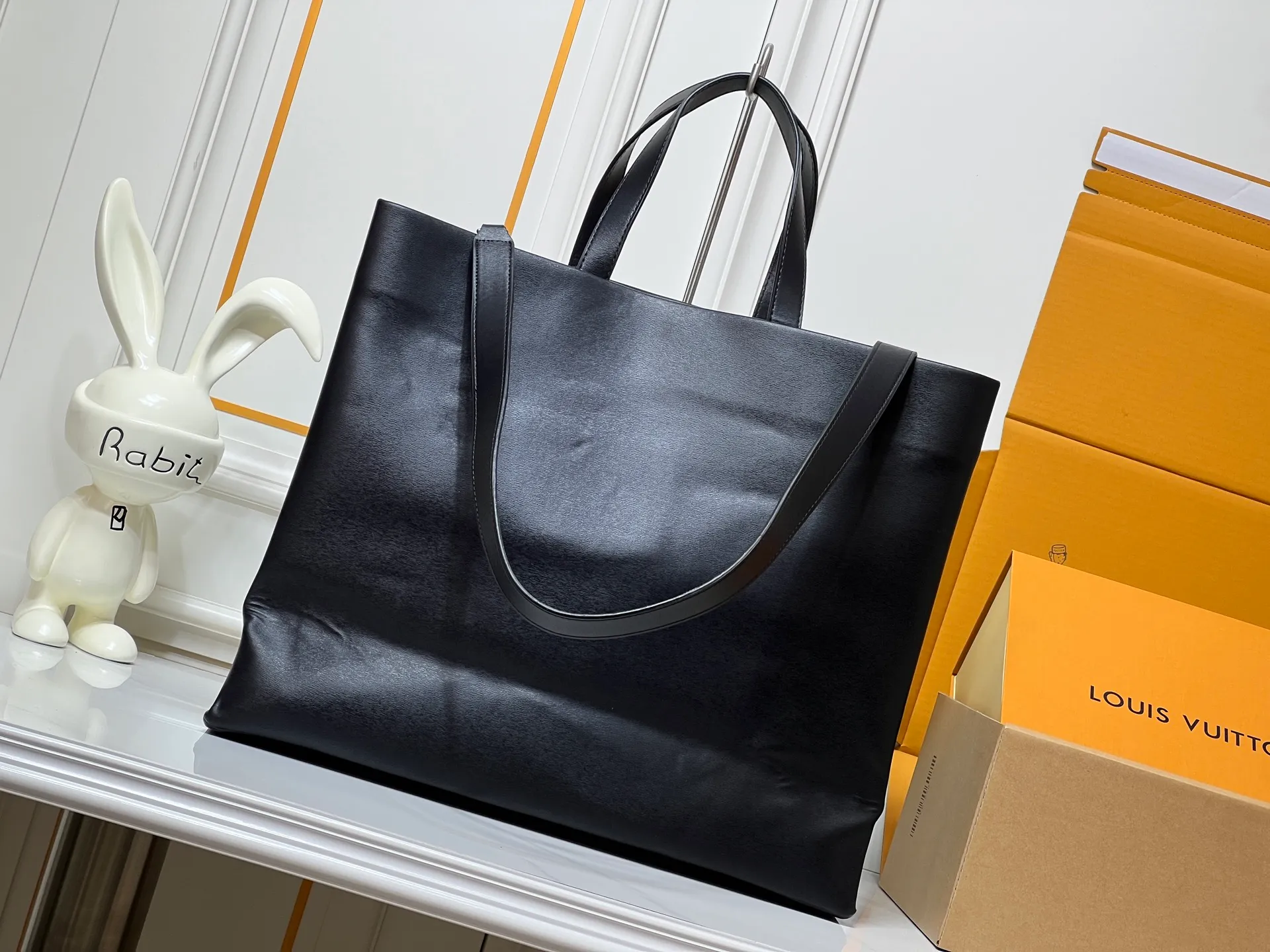 Batch 320💰M24457 Black Orange Blue Green Gray Presbyopia Plaid Black Crocodile Orange Crocodile Pattern 9 Colors ✔️ This Shopper medium handbag draws inspiration from Louis Vuitton shopping bags, with the words Louis Vuitton and Maison Fondée En 1854 written on soft cow leather, with a top handle and a detachable shoulder strap. Size: 40x32x16cm