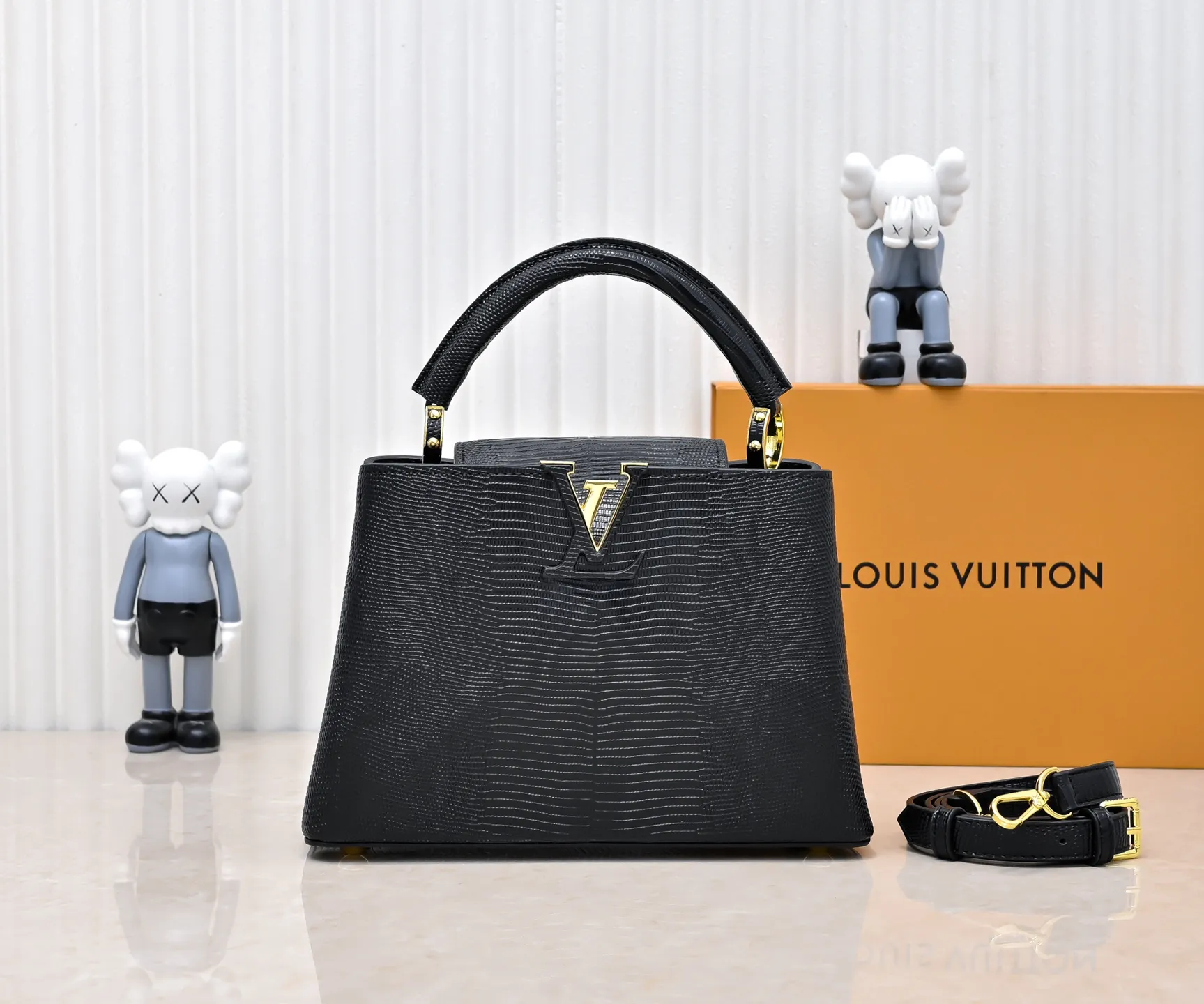 Top original P420 Guangzhou-made M99528 black lizard skin gold buckle CapucinesBB handbag exquisitely combines graceful lizard skin outer layer, delicate sheepskin lining and glossy metal parts. The iconic flip cover makes two styles fashionable. The LV logo is read on the inside and Monogram flowers bloom on the outside. It lights up an eye-catching corner for evening occasions and adds a personalized atmosphere to the wardrobe. Shine gorgeous style in day and night occasions.  Detailed features 27 x 18 x 9 cm (length x height x width)