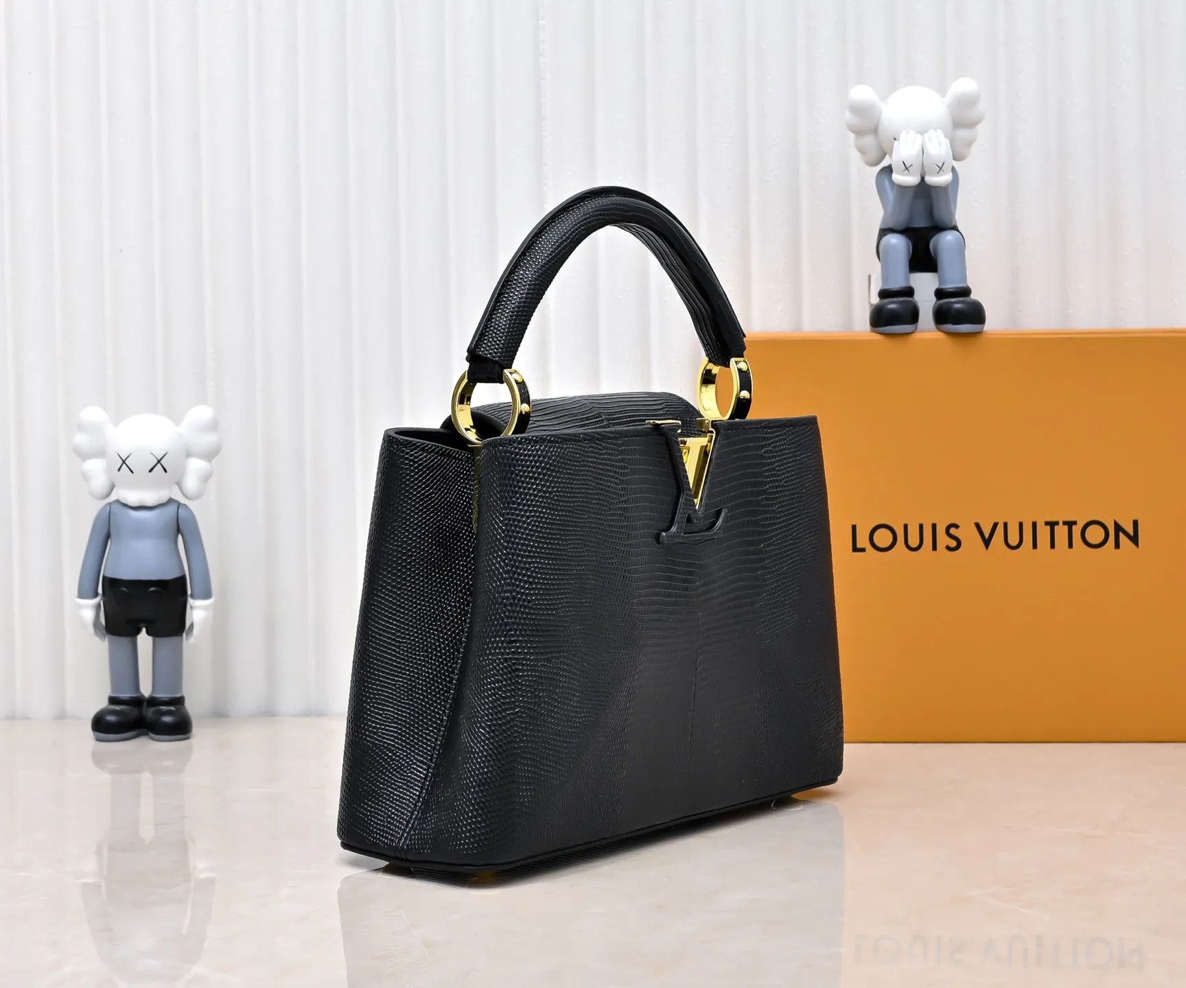 Top original P420 Guangzhou-made M99528 black lizard skin gold buckle CapucinesBB handbag exquisitely combines graceful lizard skin outer layer, delicate sheepskin lining and glossy metal parts. The iconic flip cover makes two styles fashionable. The LV logo is read on the inside and Monogram flowers bloom on the outside. It lights up an eye-catching corner for evening occasions and adds a personalized atmosphere to the wardrobe. Shine gorgeous style in day and night occasions.  Detailed features 27 x 18 x 9 cm (length x height x width)