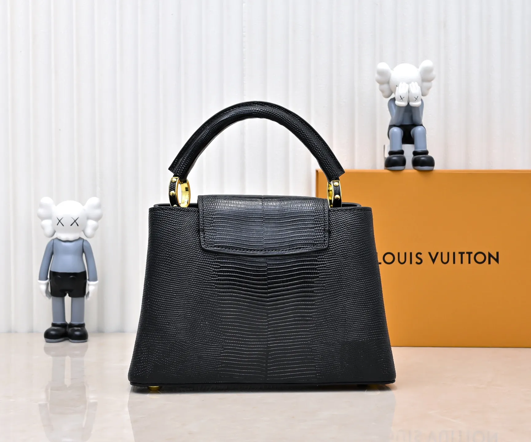 Top original P420 Guangzhou-made M99528 black lizard skin gold buckle CapucinesBB handbag exquisitely combines graceful lizard skin outer layer, delicate sheepskin lining and glossy metal parts. The iconic flip cover makes two styles fashionable. The LV logo is read on the inside and Monogram flowers bloom on the outside. It lights up an eye-catching corner for evening occasions and adds a personalized atmosphere to the wardrobe. Shine gorgeous style in day and night occasions.  Detailed features 27 x 18 x 9 cm (length x height x width)