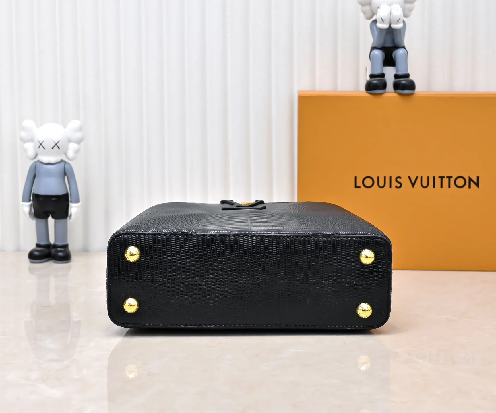 Top original P420 Guangzhou-made M99528 black lizard skin gold buckle CapucinesBB handbag exquisitely combines graceful lizard skin outer layer, delicate sheepskin lining and glossy metal parts. The iconic flip cover makes two styles fashionable. The LV logo is read on the inside and Monogram flowers bloom on the outside. It lights up an eye-catching corner for evening occasions and adds a personalized atmosphere to the wardrobe. Shine gorgeous style in day and night occasions.  Detailed features 27 x 18 x 9 cm (length x height x width)