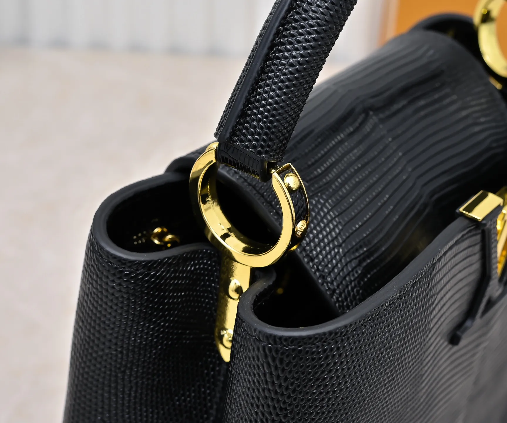 Top original P420 Guangzhou-made M99528 black lizard skin gold buckle CapucinesBB handbag exquisitely combines graceful lizard skin outer layer, delicate sheepskin lining and glossy metal parts. The iconic flip cover makes two styles fashionable. The LV logo is read on the inside and Monogram flowers bloom on the outside. It lights up an eye-catching corner for evening occasions and adds a personalized atmosphere to the wardrobe. Shine gorgeous style in day and night occasions.  Detailed features 27 x 18 x 9 cm (length x height x width)