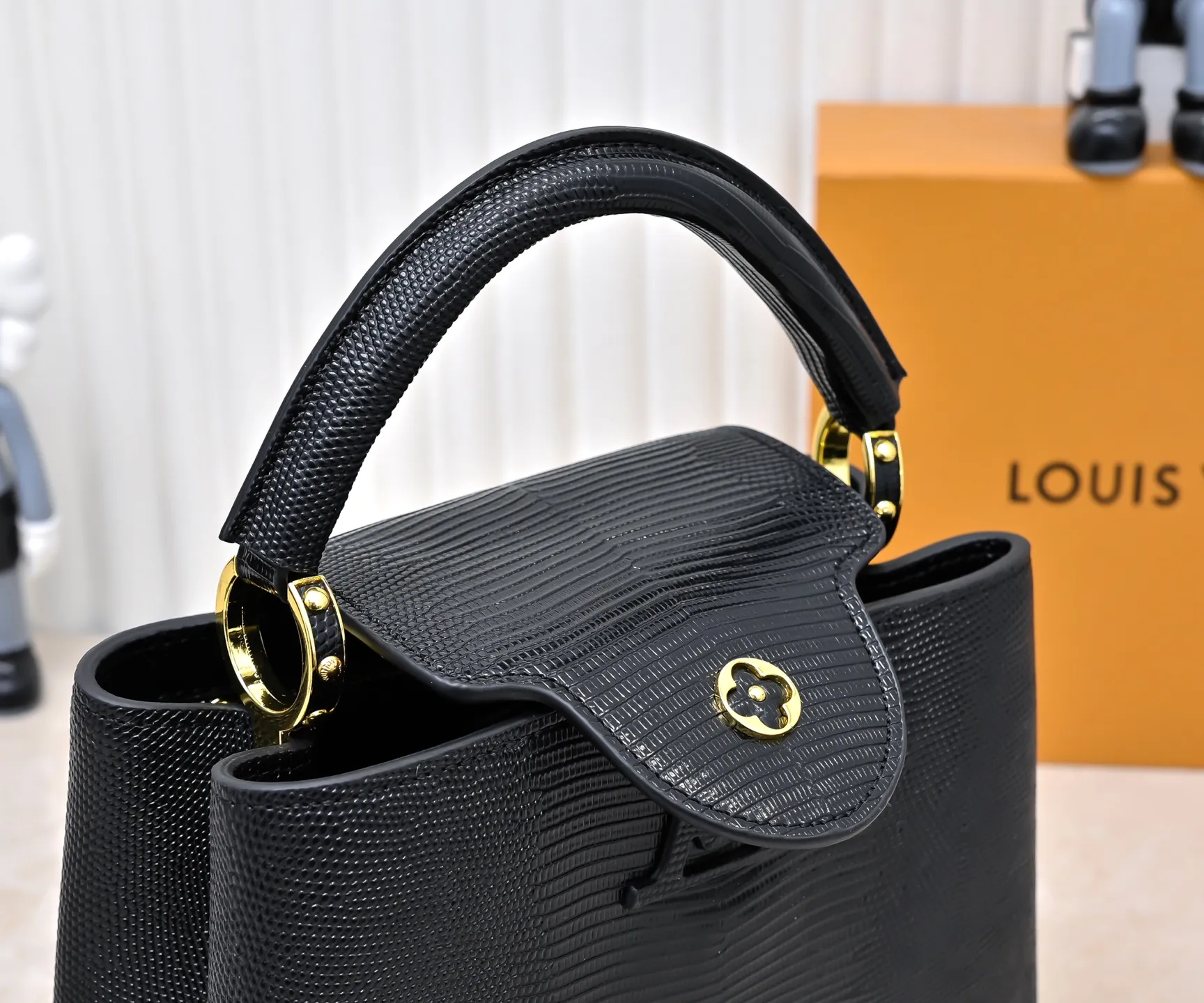 Top original P420 Guangzhou-made M99528 black lizard skin gold buckle CapucinesBB handbag exquisitely combines graceful lizard skin outer layer, delicate sheepskin lining and glossy metal parts. The iconic flip cover makes two styles fashionable. The LV logo is read on the inside and Monogram flowers bloom on the outside. It lights up an eye-catching corner for evening occasions and adds a personalized atmosphere to the wardrobe. Shine gorgeous style in day and night occasions.  Detailed features 27 x 18 x 9 cm (length x height x width)